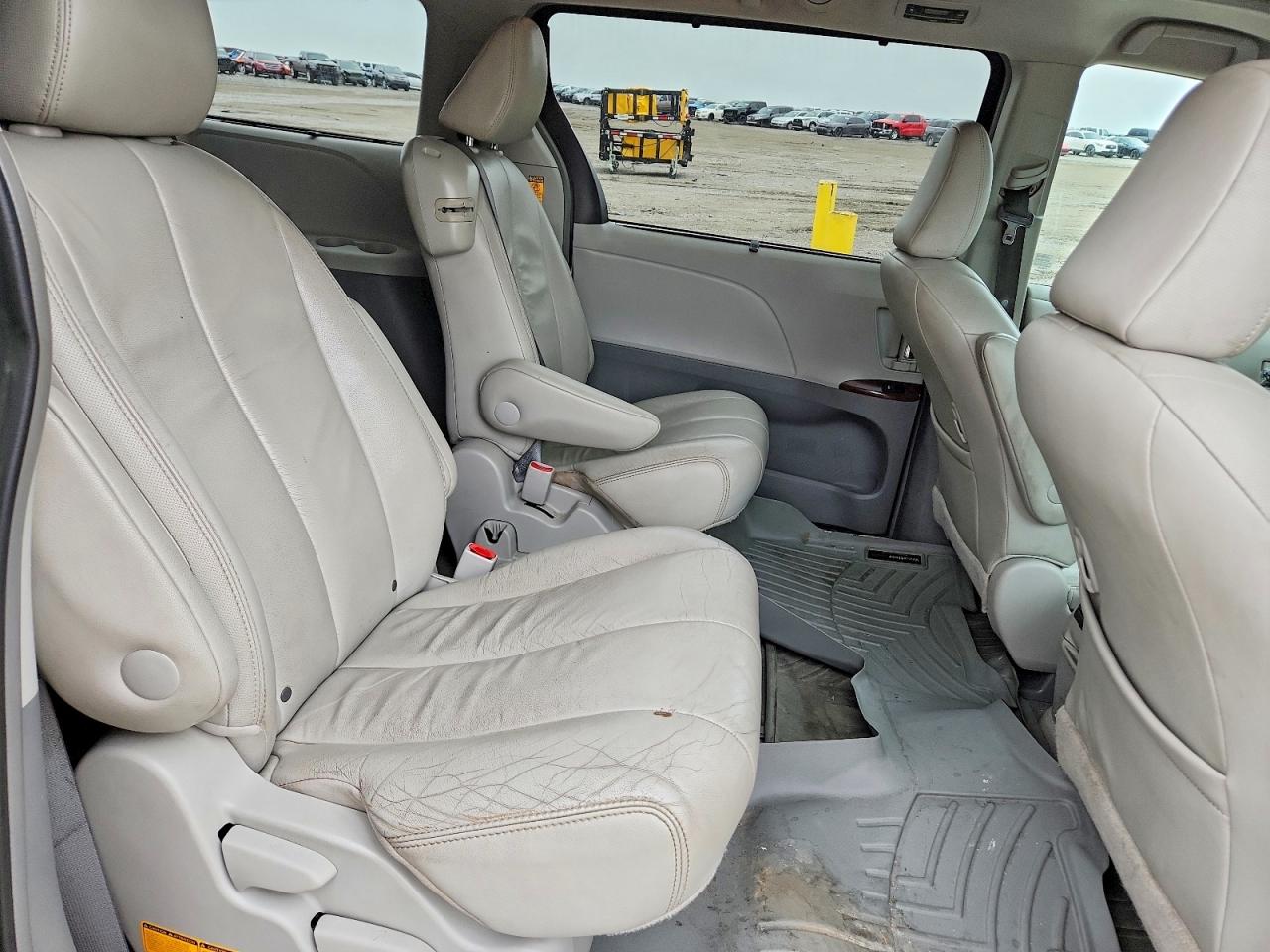 2013 Toyota Sienna Xle 8-passenger Black vin: 5TDYK3DC2DS400258