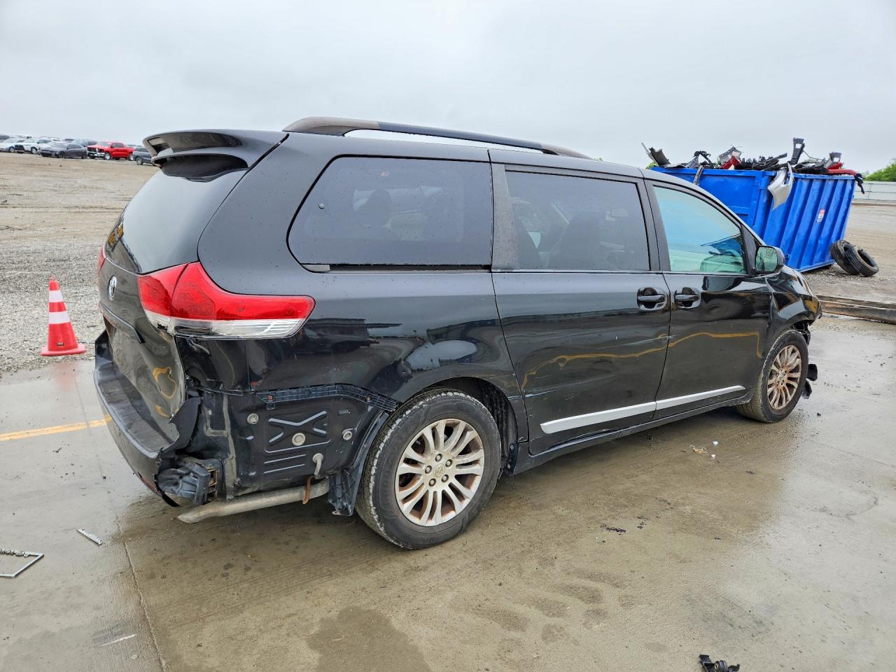 2013 Toyota Sienna Xle 8-passenger Black vin: 5TDYK3DC2DS400258