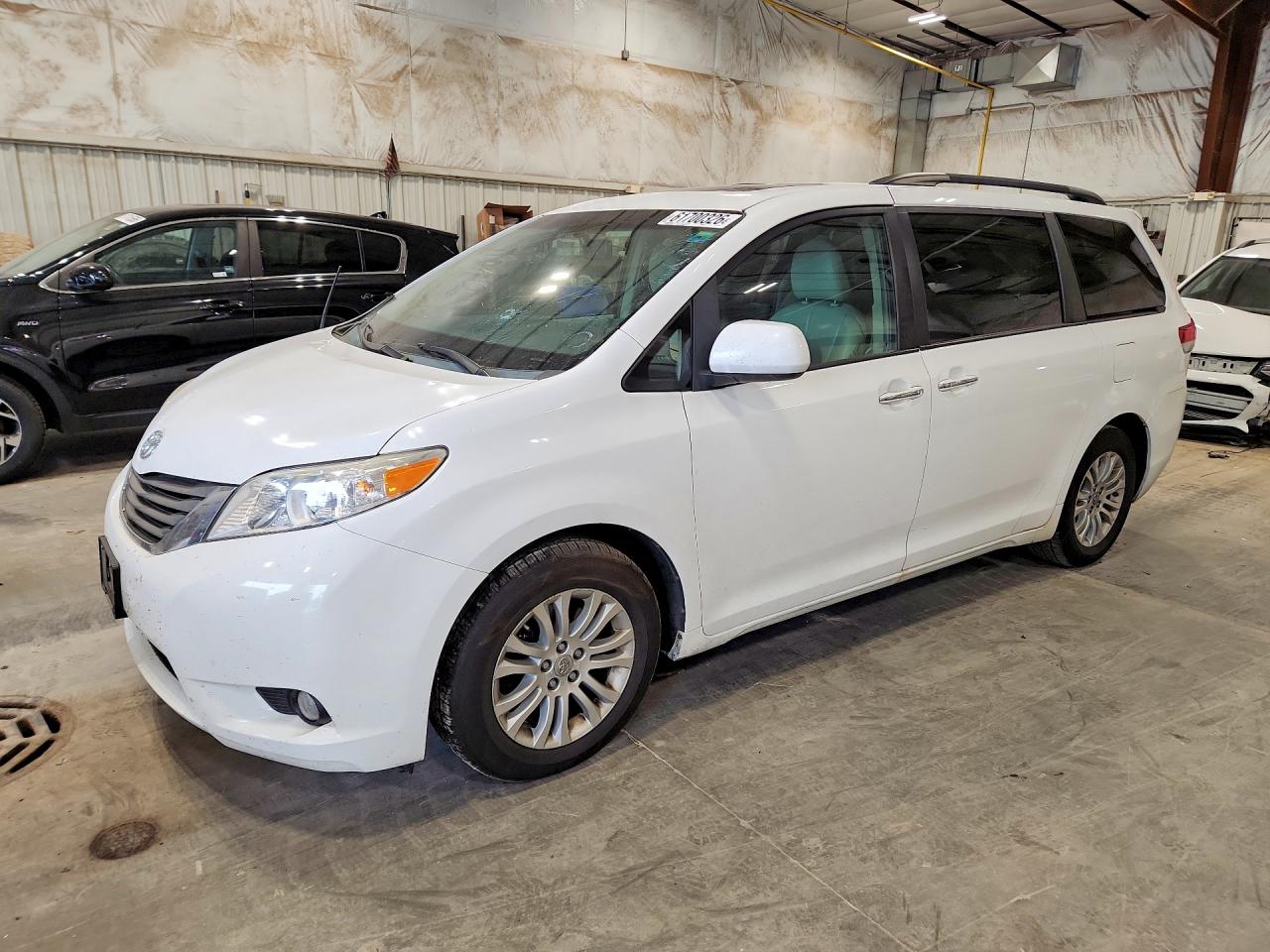 2014 Toyota Sienna Xle 8-passenger White vin: 5TDYK3DC2ES411942