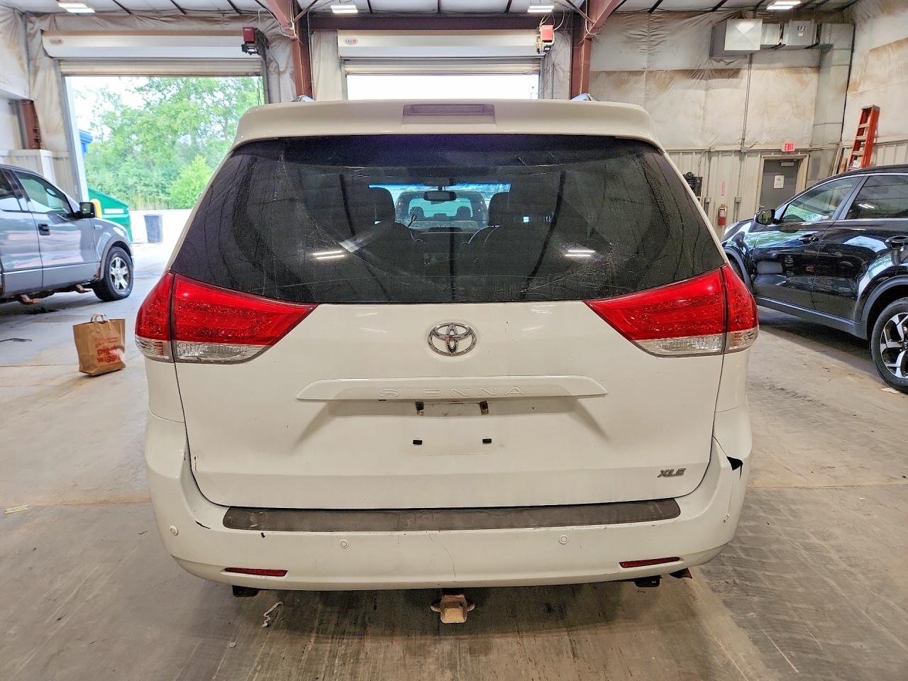 2014 Toyota Sienna Xle 8-passenger White vin: 5TDYK3DC2ES411942
