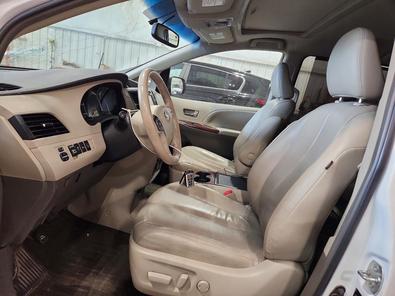 2014 Toyota Sienna Xle 8-passenger White vin: 5TDYK3DC2ES411942