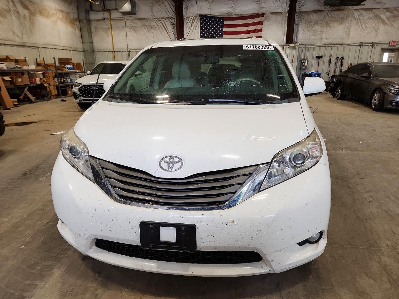 2014 Toyota Sienna Xle 8-passenger White vin: 5TDYK3DC2ES411942