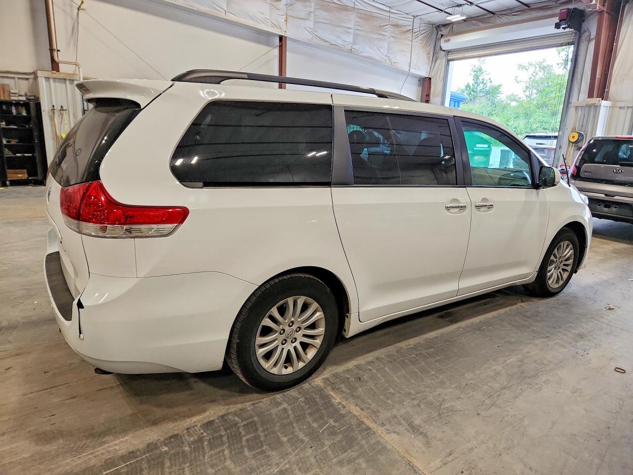 2014 Toyota Sienna Xle 8-passenger White vin: 5TDYK3DC2ES411942