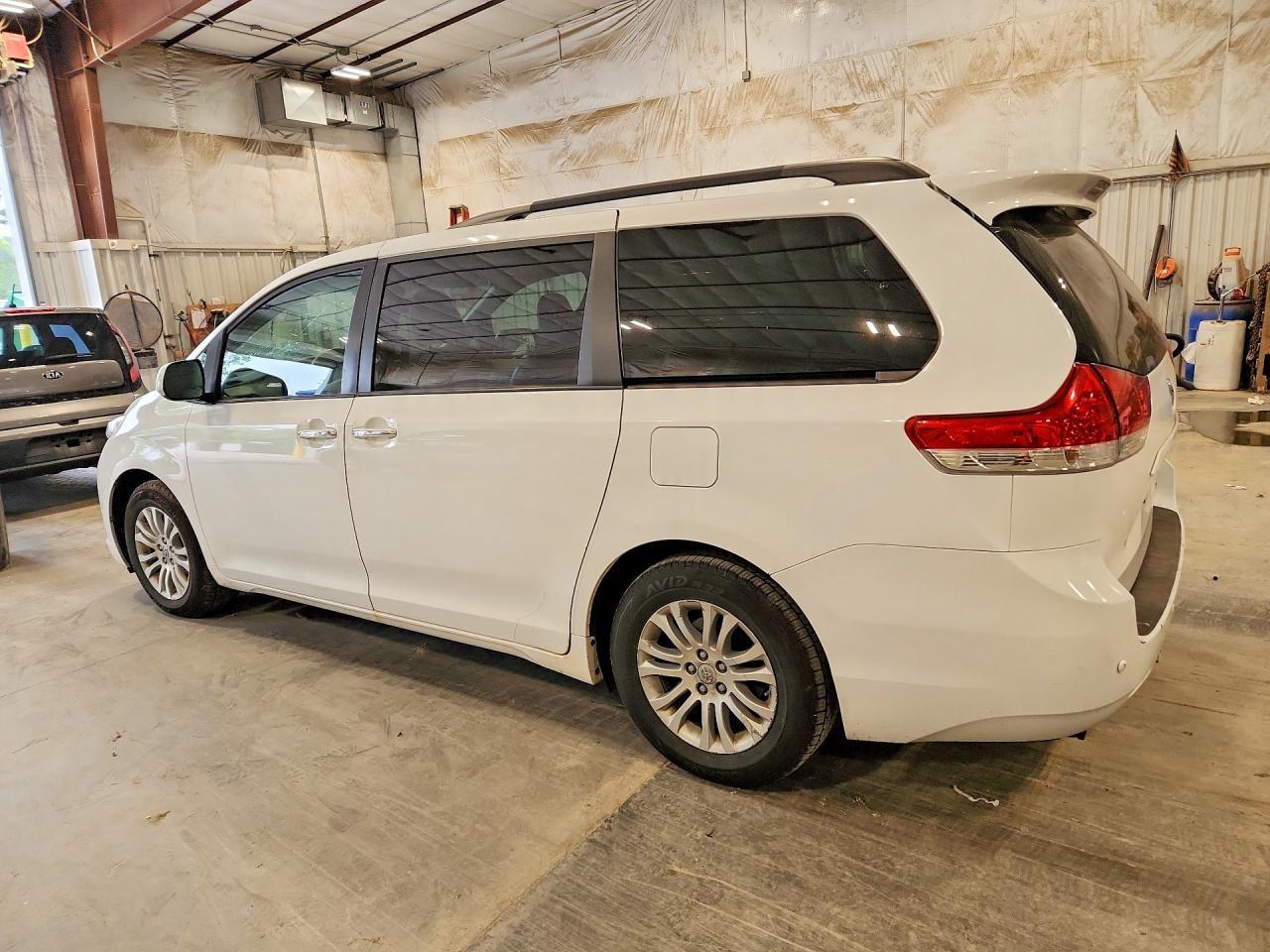 2014 Toyota Sienna Xle 8-passenger White vin: 5TDYK3DC2ES411942