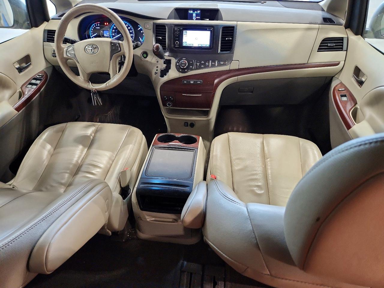 2014 Toyota Sienna Xle 8-passenger White vin: 5TDYK3DC2ES411942