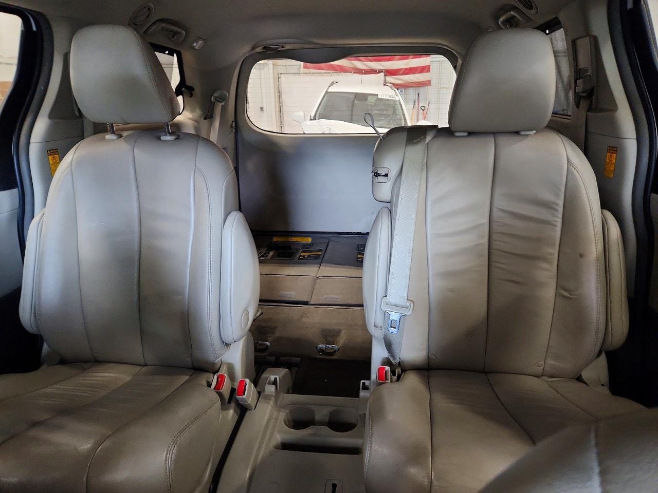 2014 Toyota Sienna Xle 8-passenger White vin: 5TDYK3DC2ES411942