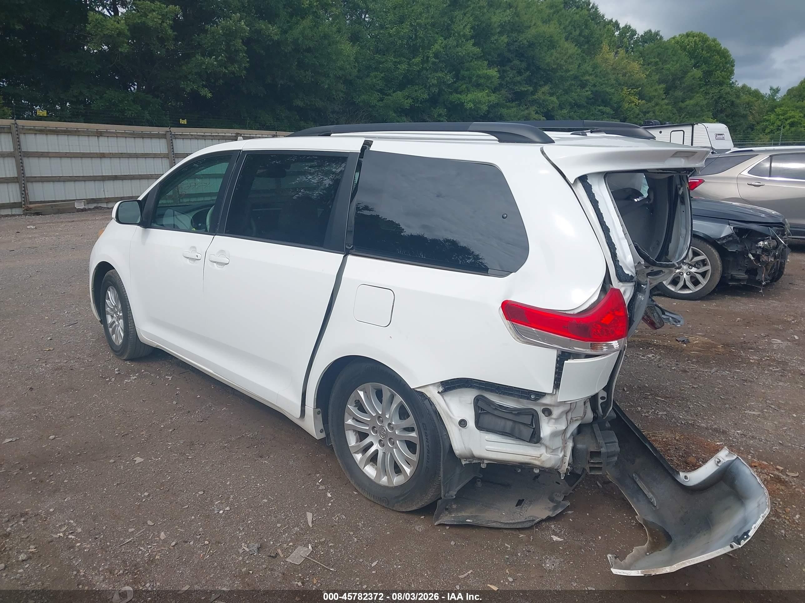 2014 Toyota Sienna Xle V6 8 Passenger White vin: 5TDYK3DC2ES420950