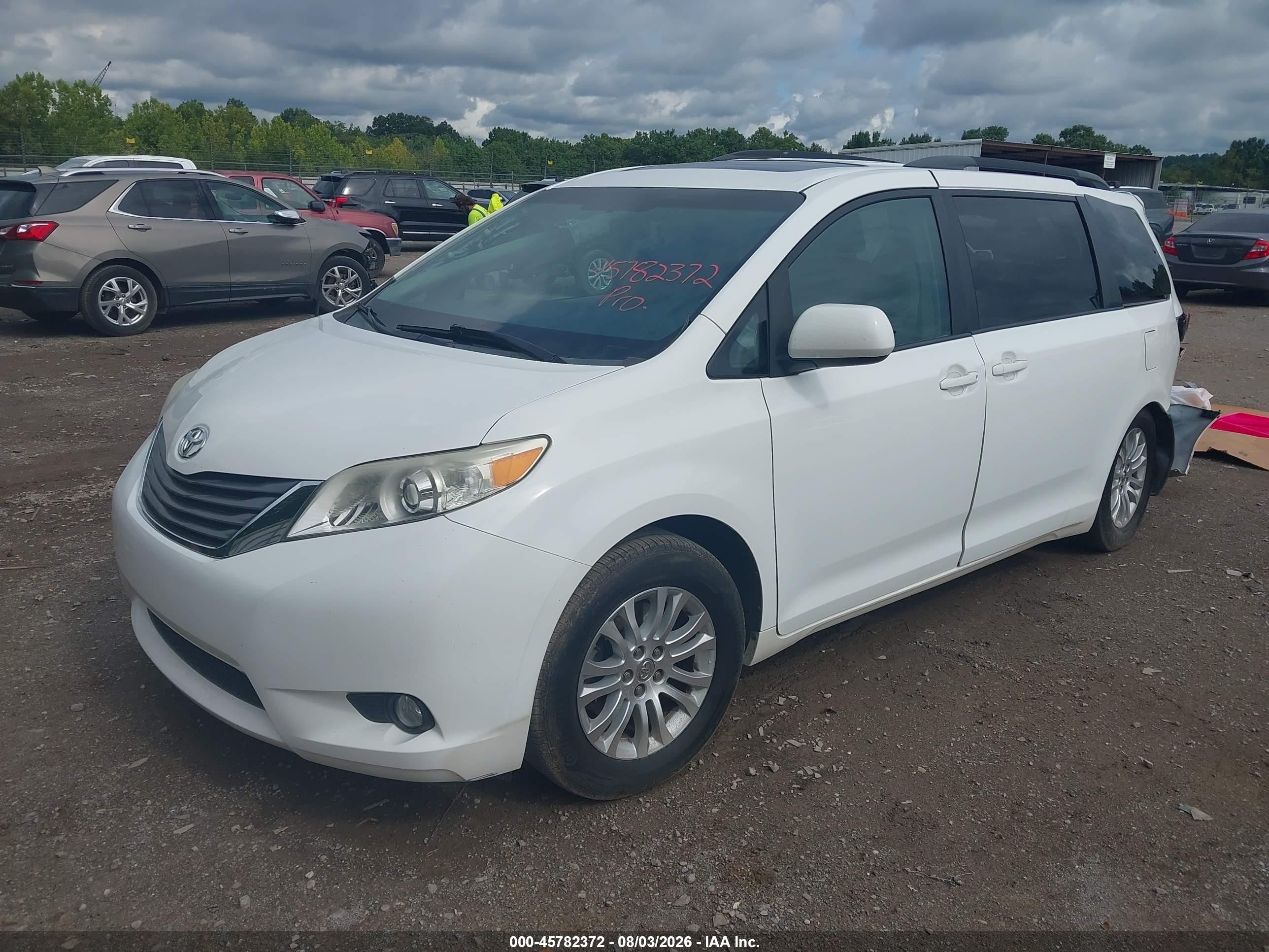 2014 Toyota Sienna Xle V6 8 Passenger White vin: 5TDYK3DC2ES420950