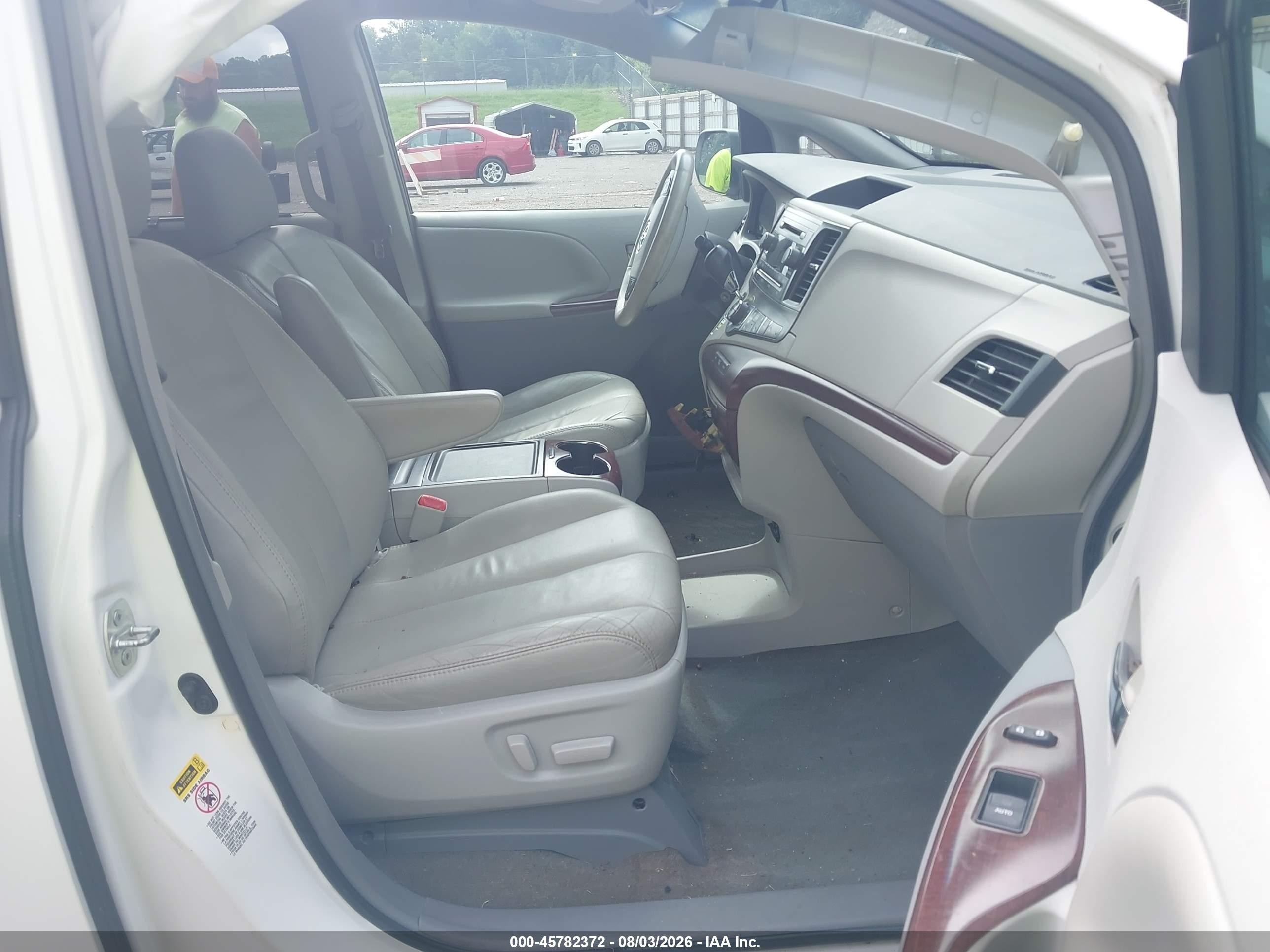 2014 Toyota Sienna Xle V6 8 Passenger White vin: 5TDYK3DC2ES420950