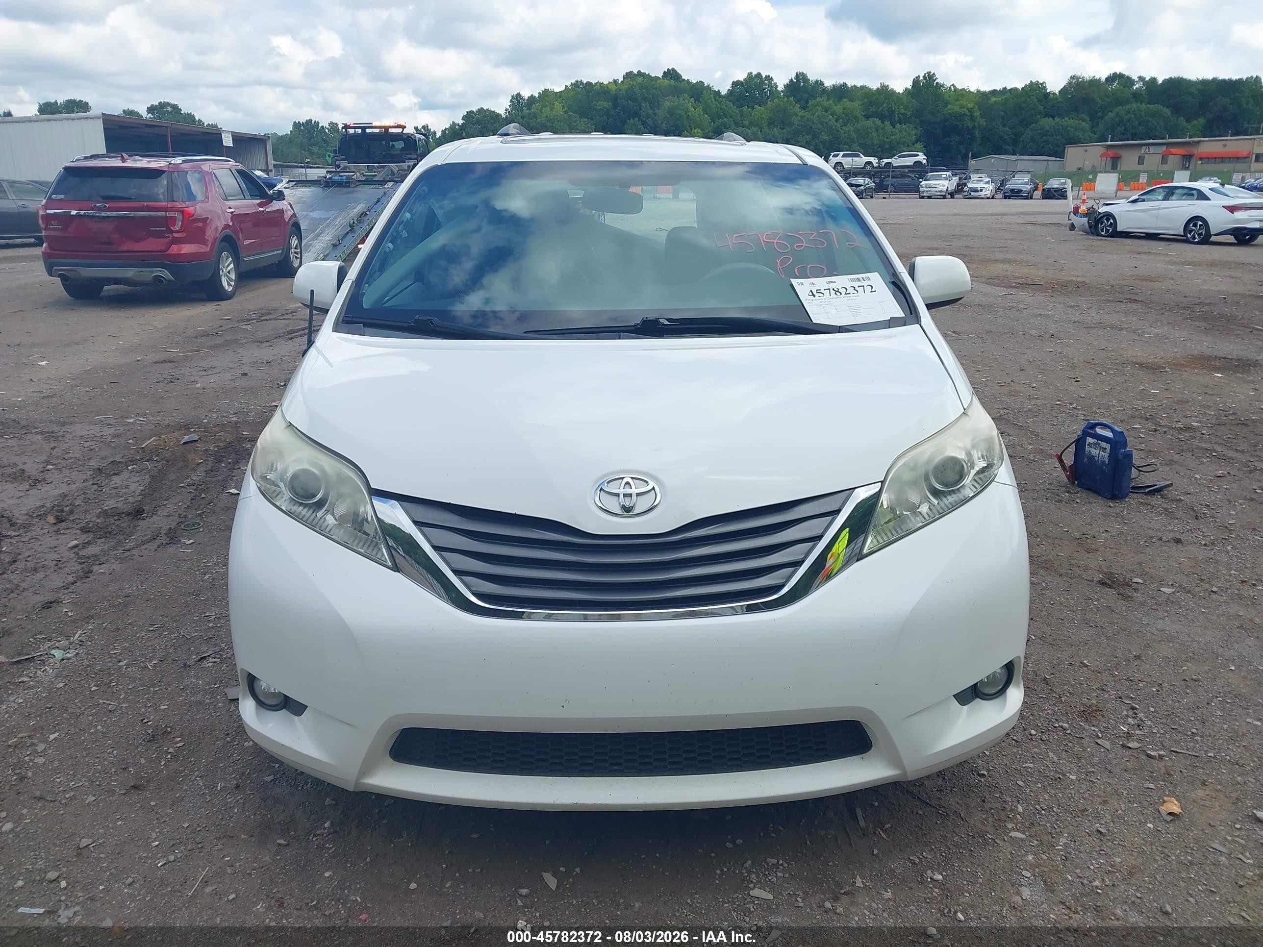 2014 Toyota Sienna Xle V6 8 Passenger White vin: 5TDYK3DC2ES420950