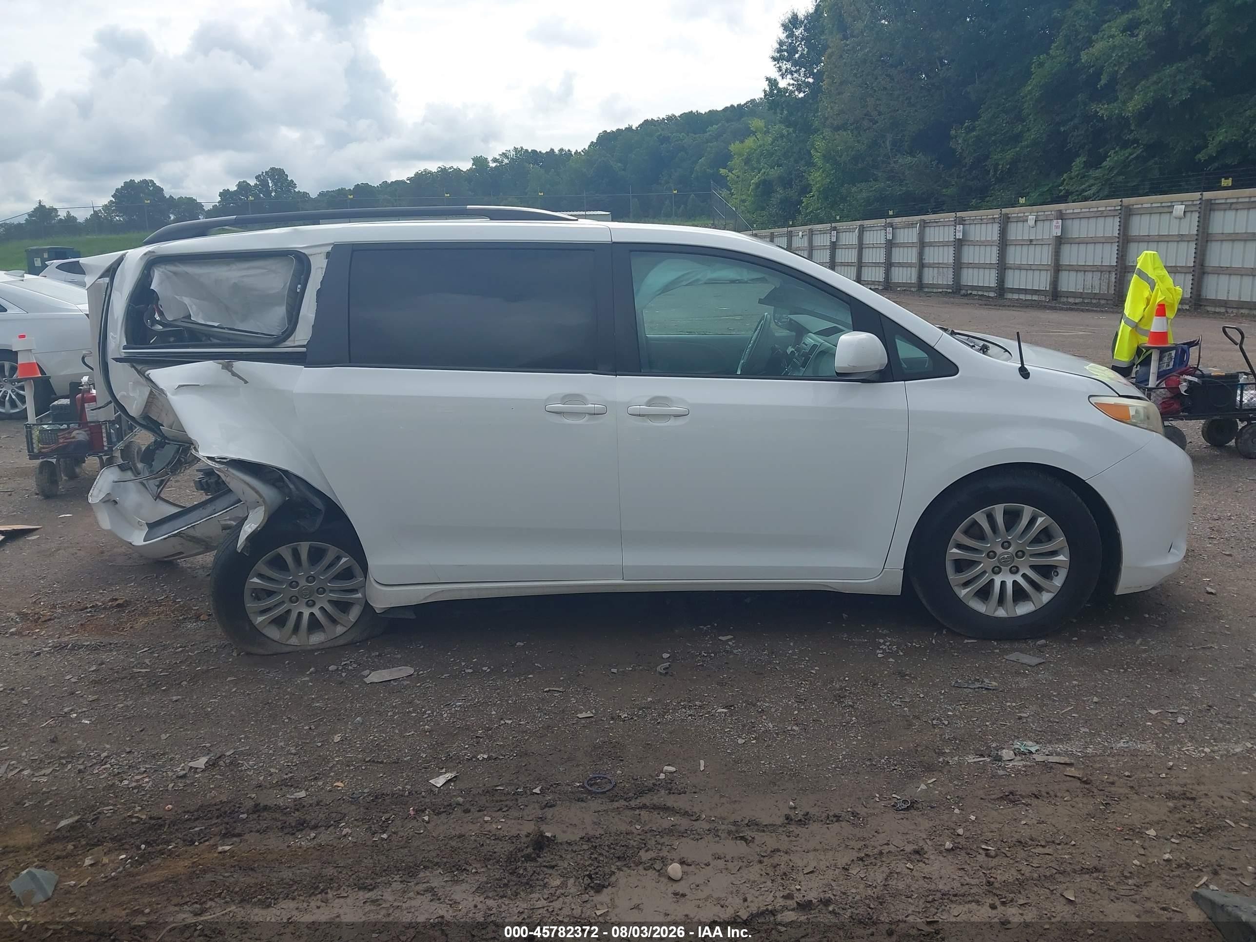 2014 Toyota Sienna Xle V6 8 Passenger White vin: 5TDYK3DC2ES420950