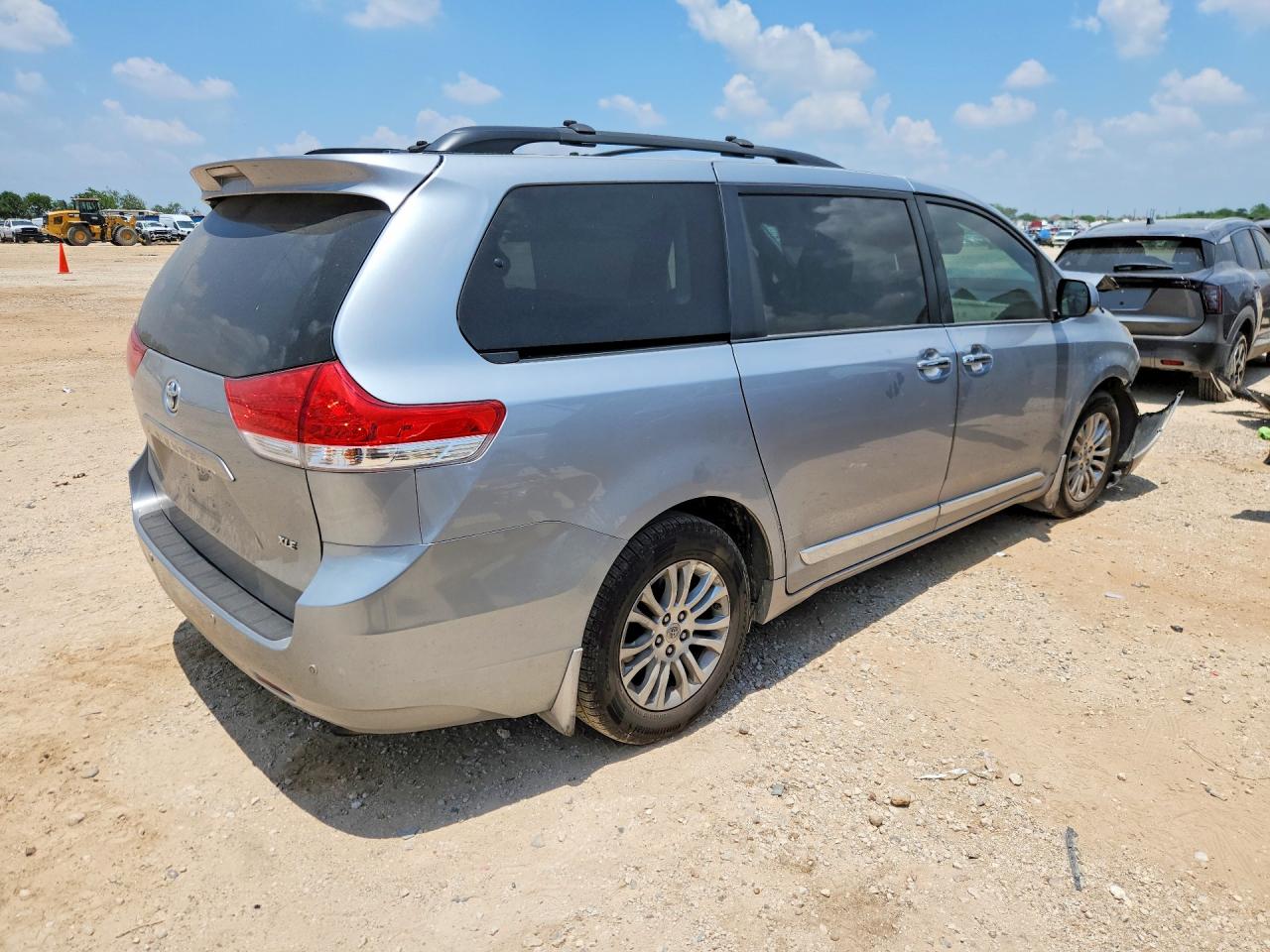 2014 Toyota Sienna Xle 8-passenger Silver vin: 5TDYK3DC2ES422522
