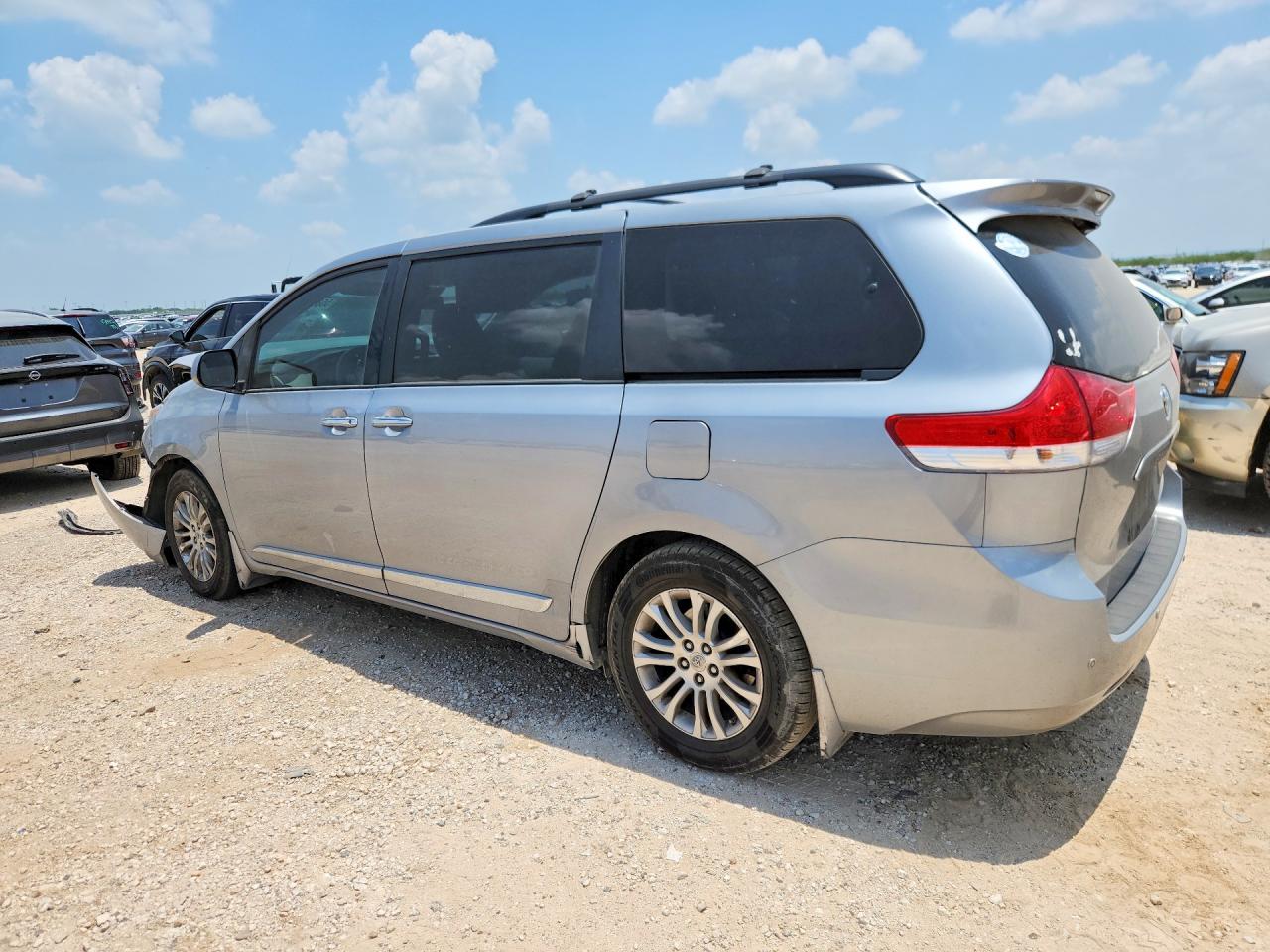 2014 Toyota Sienna Xle 8-passenger Silver vin: 5TDYK3DC2ES422522