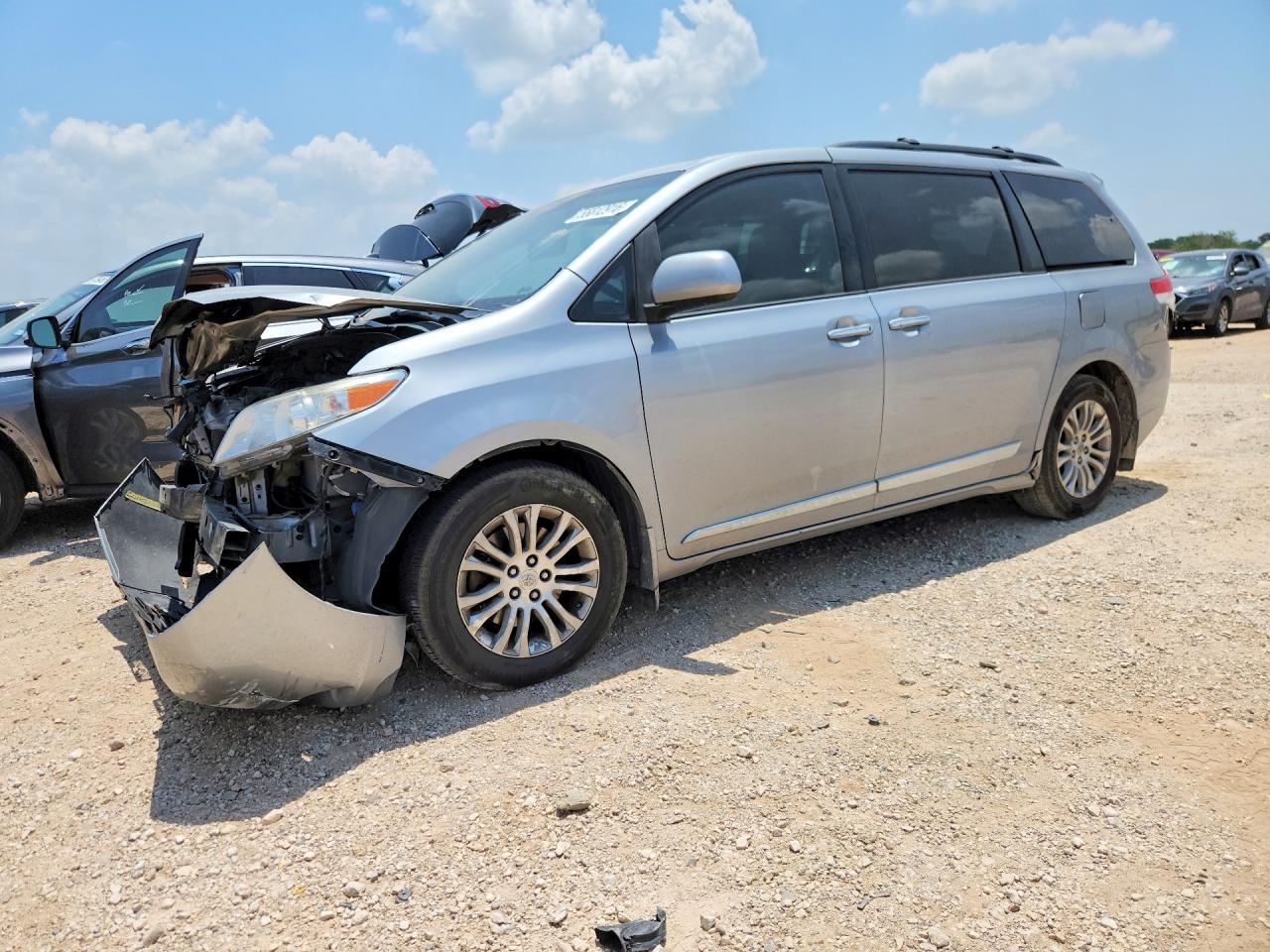 2014 Toyota Sienna Xle 8-passenger Silver vin: 5TDYK3DC2ES422522