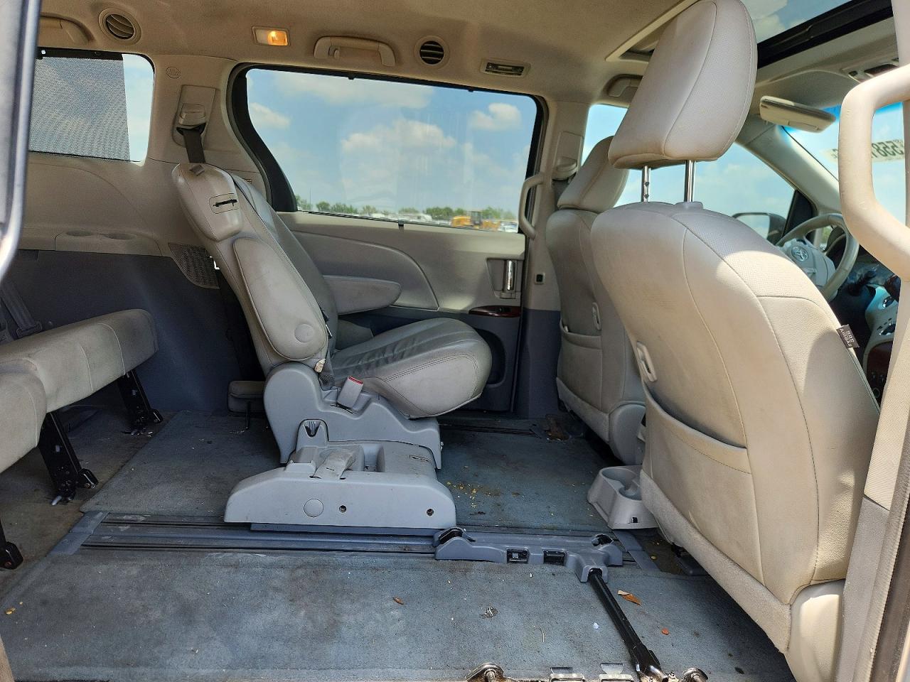 2014 Toyota Sienna Xle 8-passenger Silver vin: 5TDYK3DC2ES422522