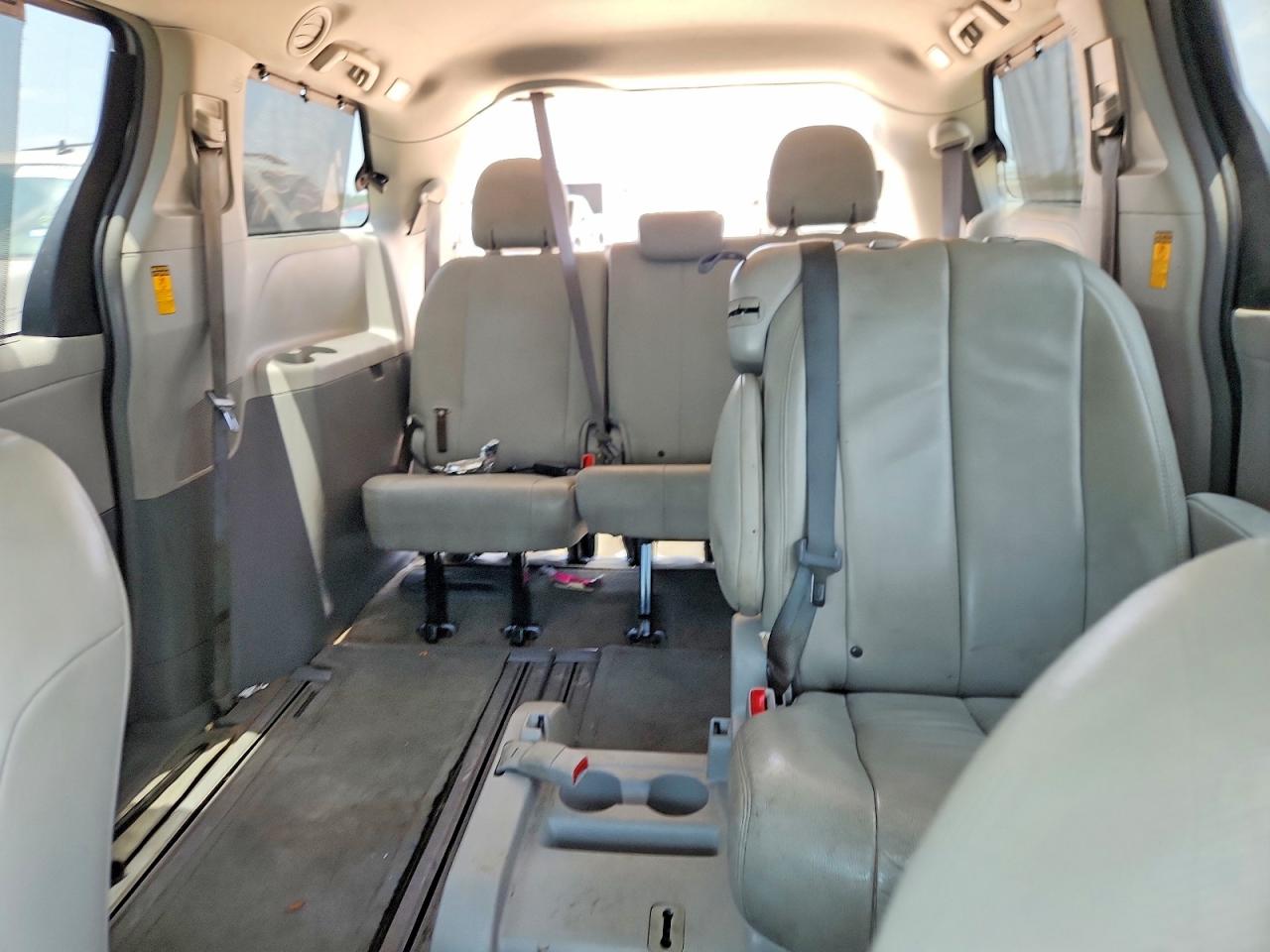 2014 Toyota Sienna Xle 8-passenger Silver vin: 5TDYK3DC2ES422522