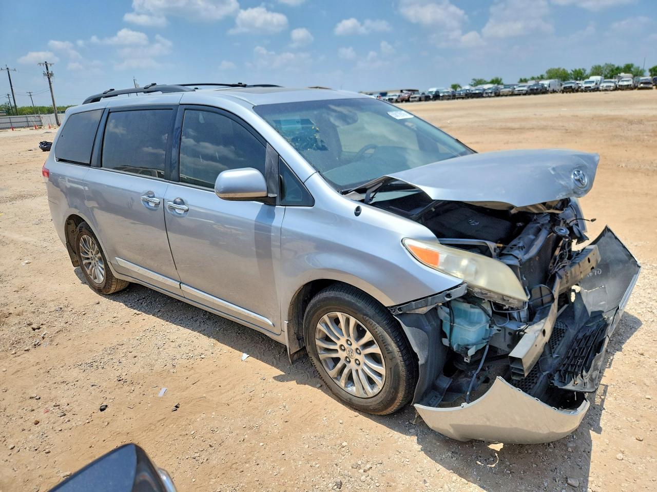 2014 Toyota Sienna Xle 8-passenger Silver vin: 5TDYK3DC2ES422522