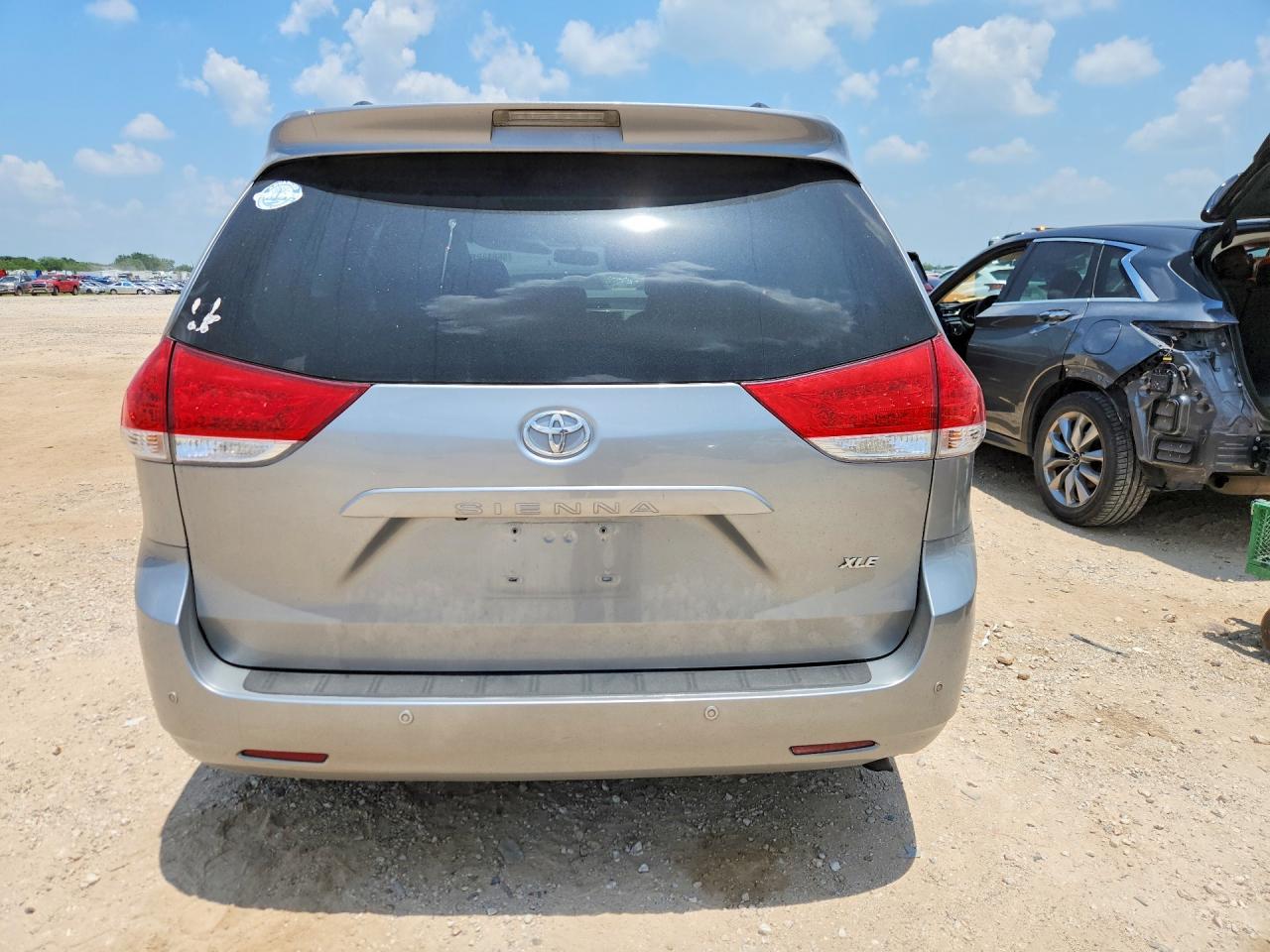 2014 Toyota Sienna Xle 8-passenger Silver vin: 5TDYK3DC2ES422522