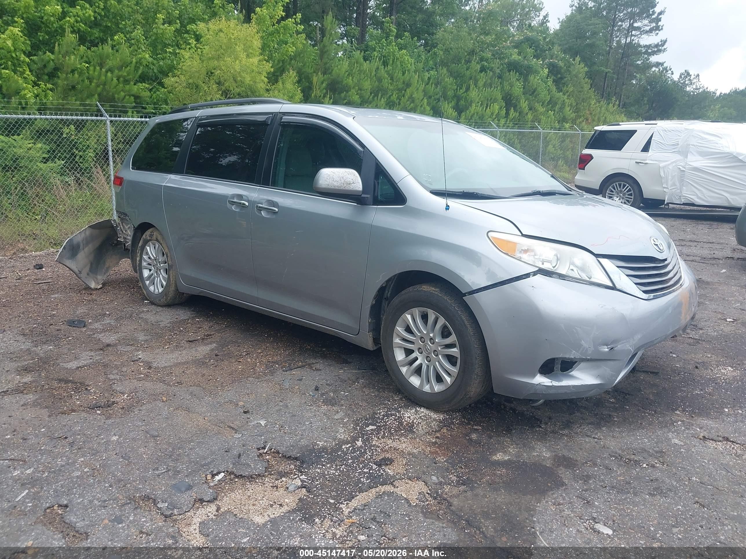 2014 Toyota Sienna Xle V6 8 Passenger Серебряный vin: 5TDYK3DC2ES455486