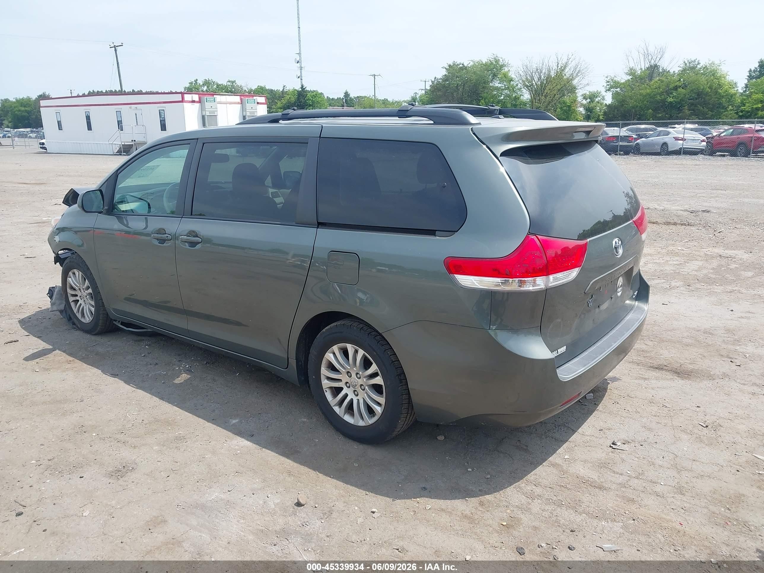 2014 Toyota Sienna Xle V6 8 Passenger Green vin: 5TDYK3DC2ES459649
