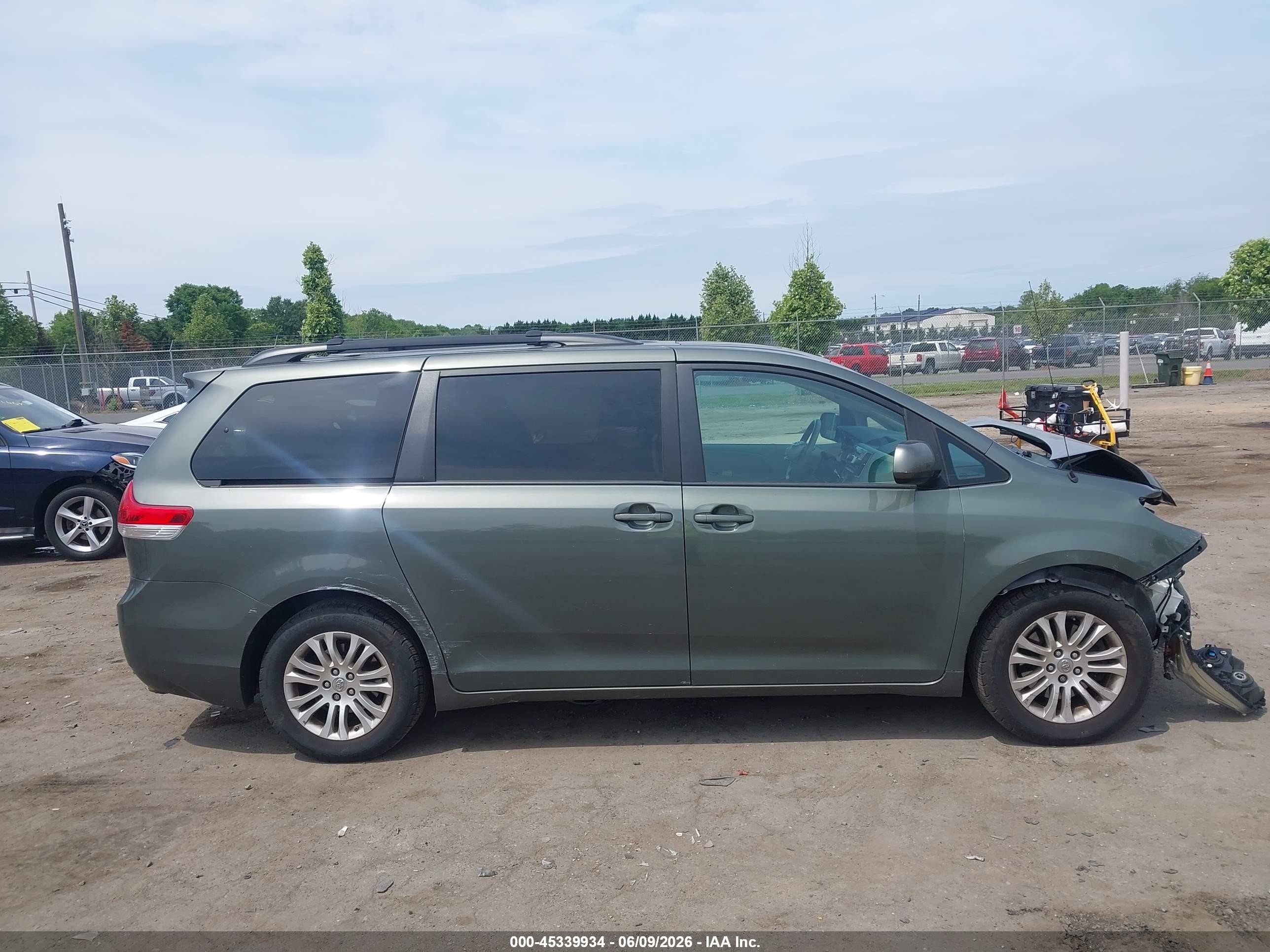 2014 Toyota Sienna Xle V6 8 Passenger Green vin: 5TDYK3DC2ES459649