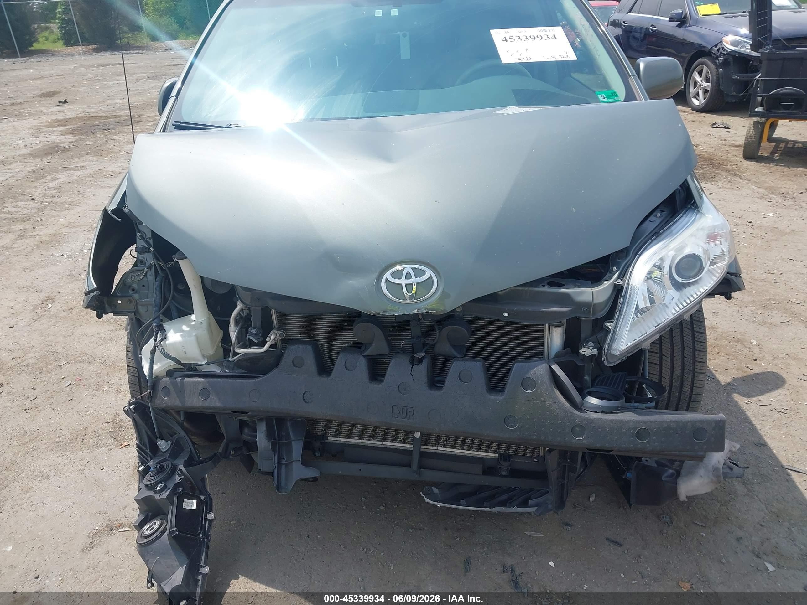 2014 Toyota Sienna Xle V6 8 Passenger Green vin: 5TDYK3DC2ES459649