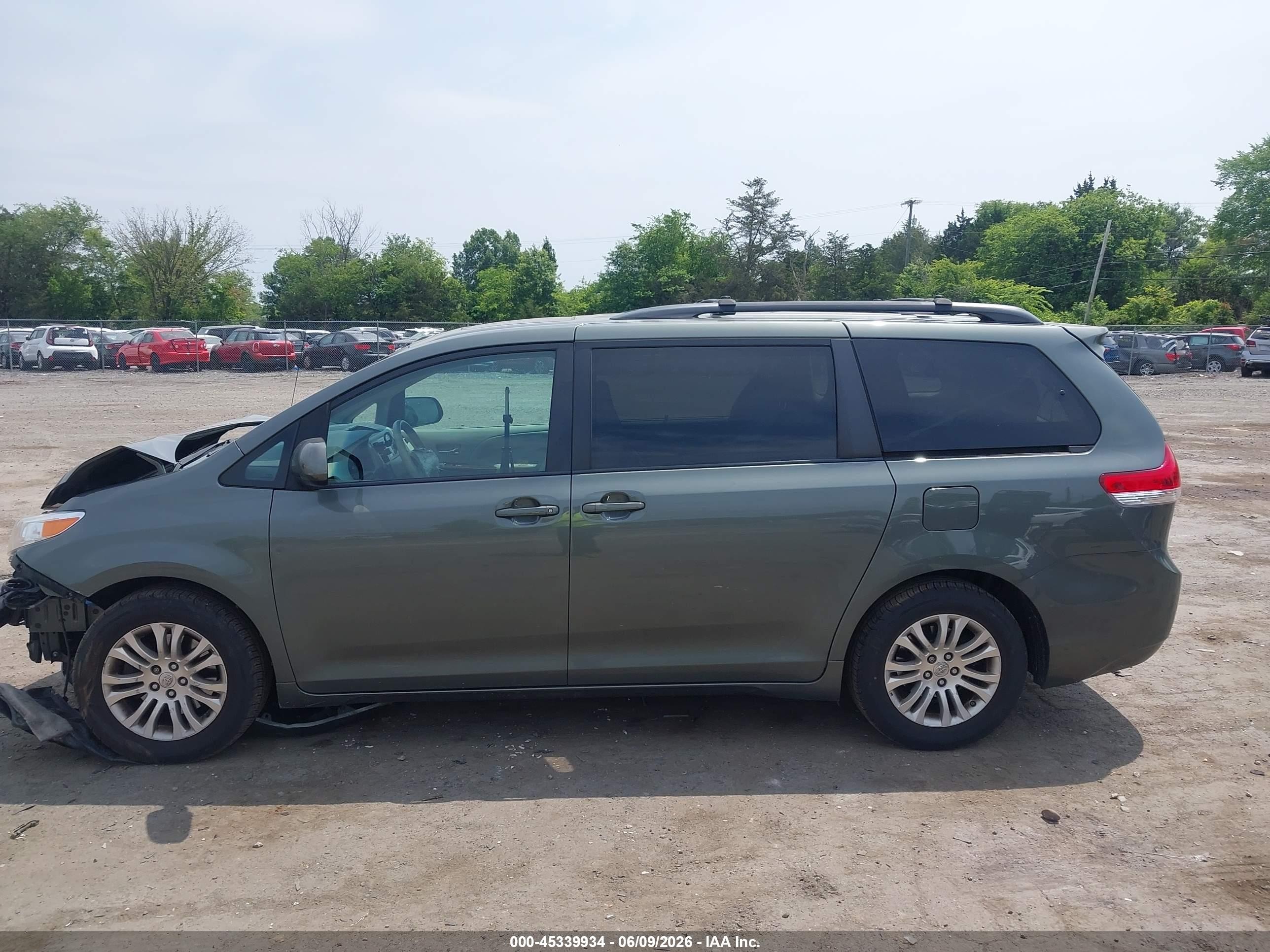 2014 Toyota Sienna Xle V6 8 Passenger Green vin: 5TDYK3DC2ES459649