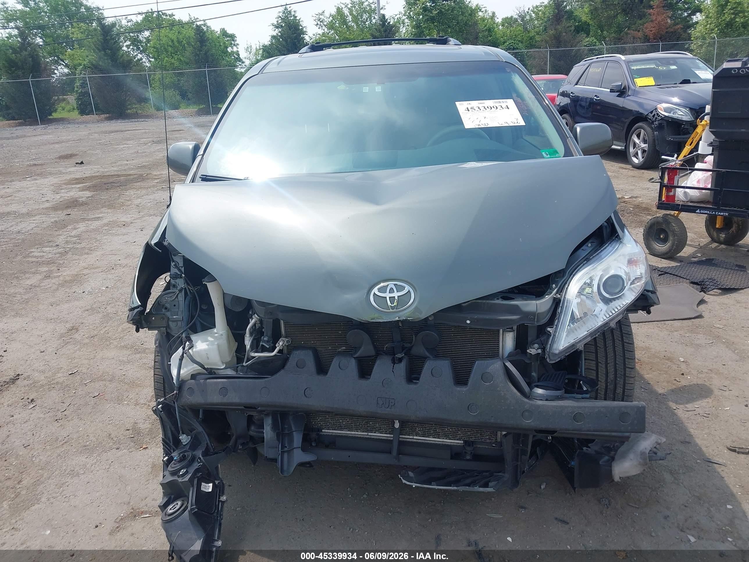 2014 Toyota Sienna Xle V6 8 Passenger Green vin: 5TDYK3DC2ES459649