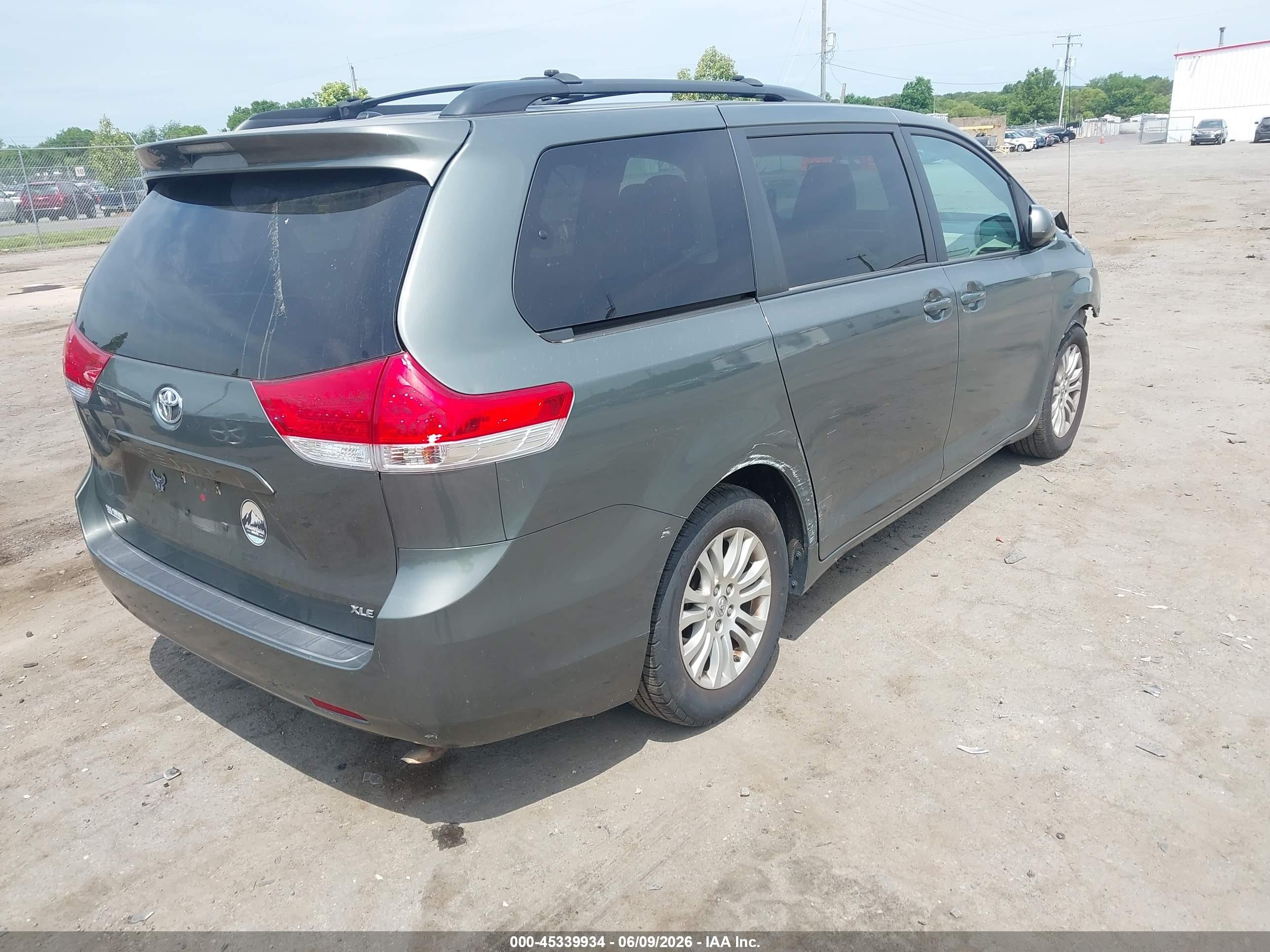 2014 Toyota Sienna Xle V6 8 Passenger Green vin: 5TDYK3DC2ES459649