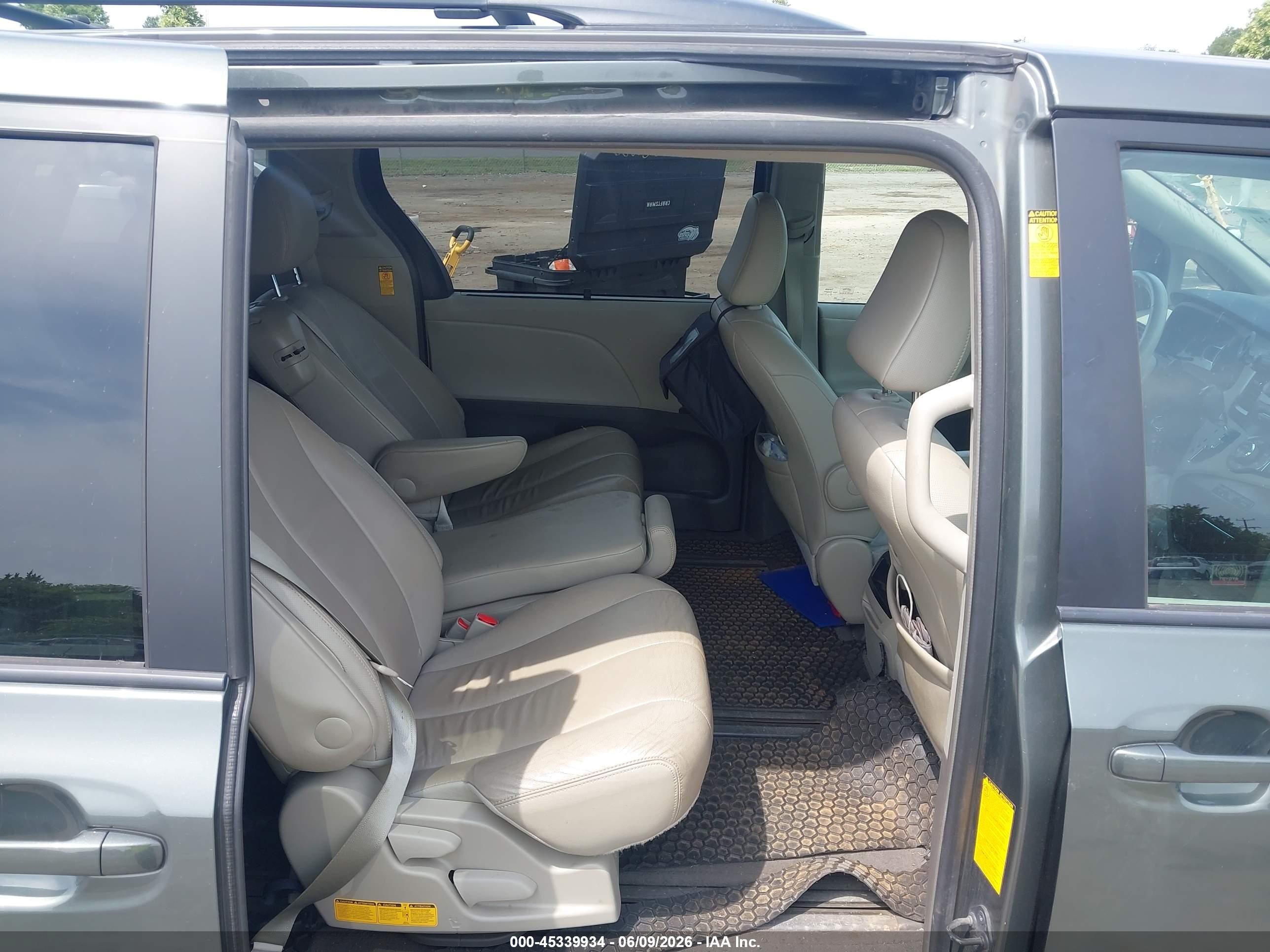 2014 Toyota Sienna Xle V6 8 Passenger Green vin: 5TDYK3DC2ES459649