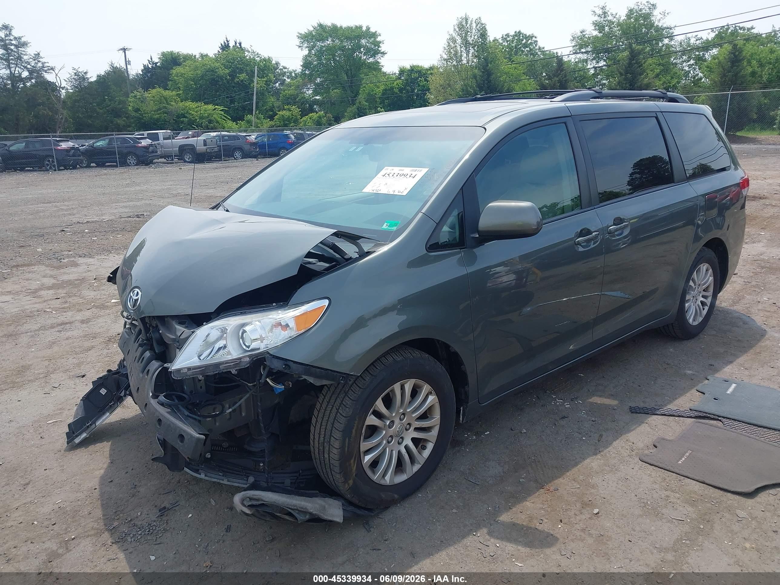 2014 Toyota Sienna Xle V6 8 Passenger Green vin: 5TDYK3DC2ES459649