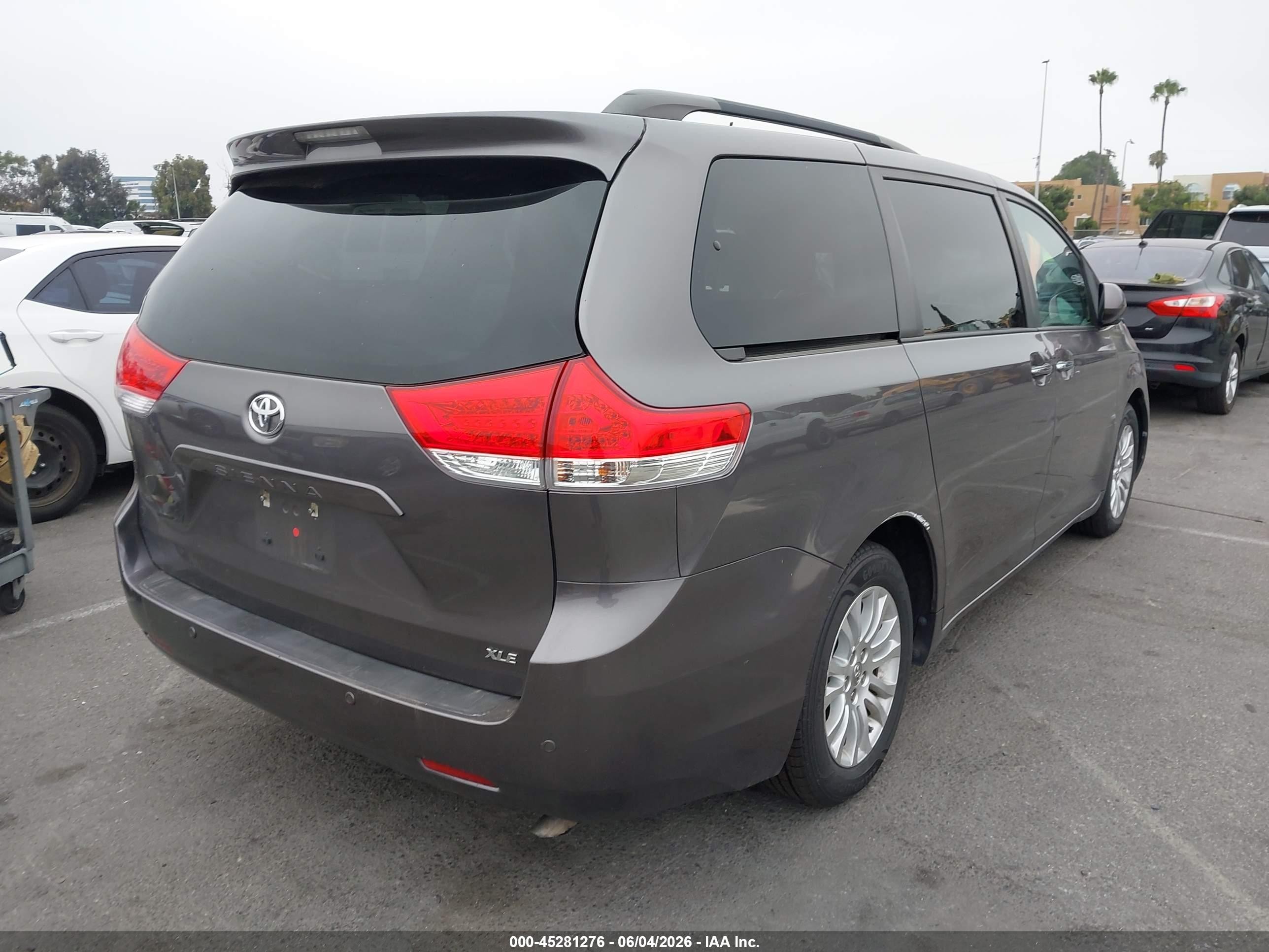 2014 Toyota Sienna Xle V6 8 Passenger Gray vin: 5TDYK3DC2ES464480