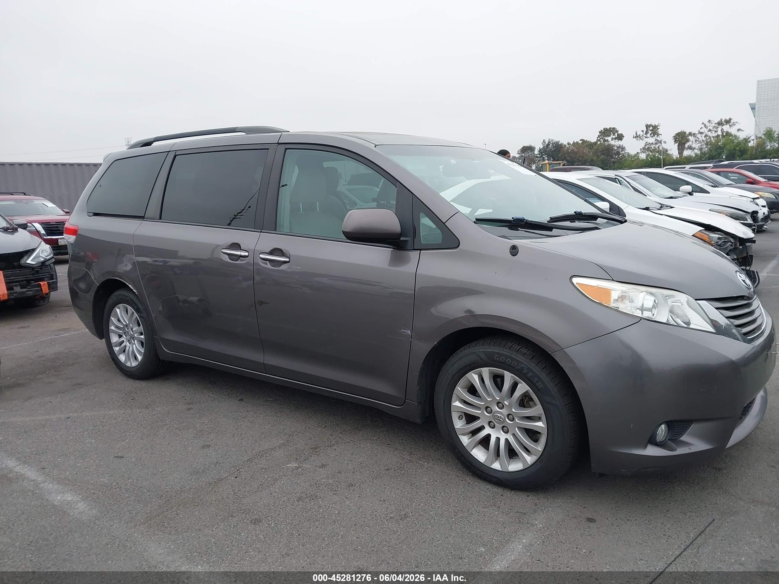 2014 Toyota Sienna Xle V6 8 Passenger Gray vin: 5TDYK3DC2ES464480