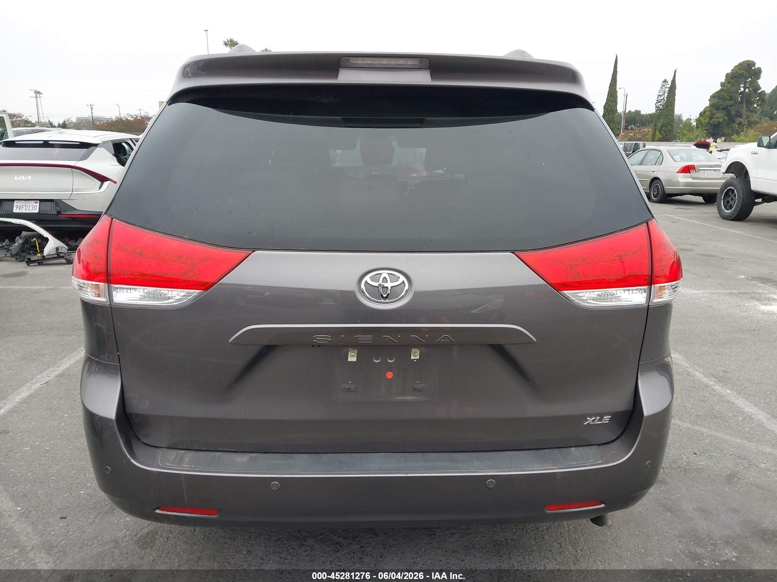 2014 Toyota Sienna Xle V6 8 Passenger Gray vin: 5TDYK3DC2ES464480