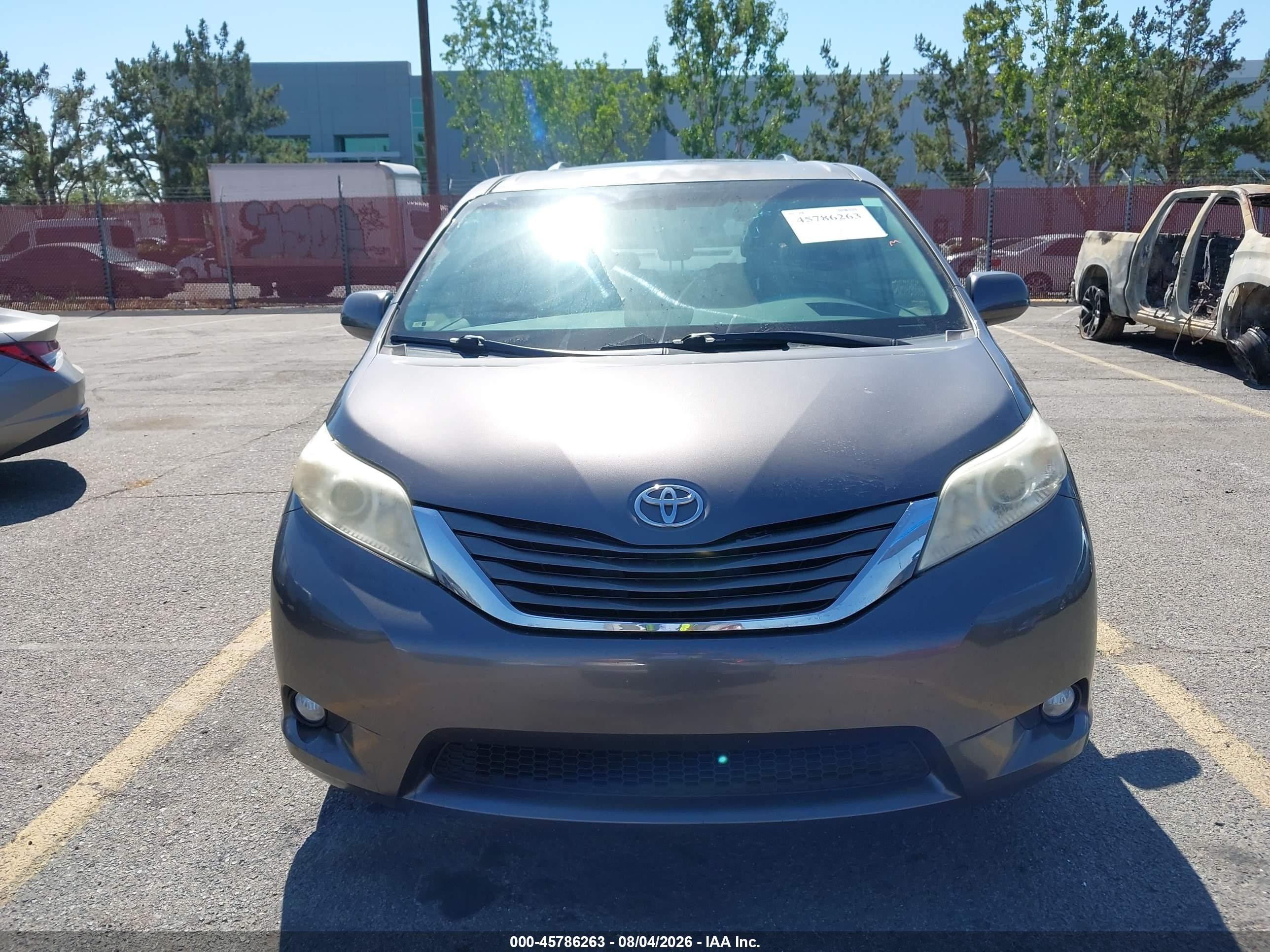 2014 Toyota Sienna Xle V6 8 Passenger Коричневый vin: 5TDYK3DC2ES468383