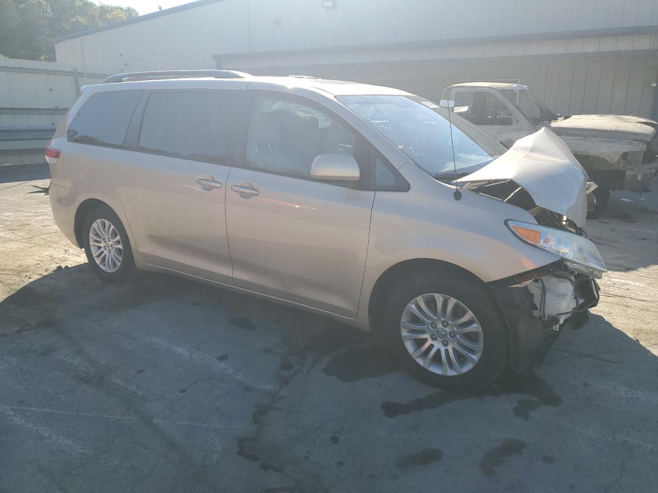 2014 Toyota Sienna Xle 8-passenger Tan vin: 5TDYK3DC2ES473888