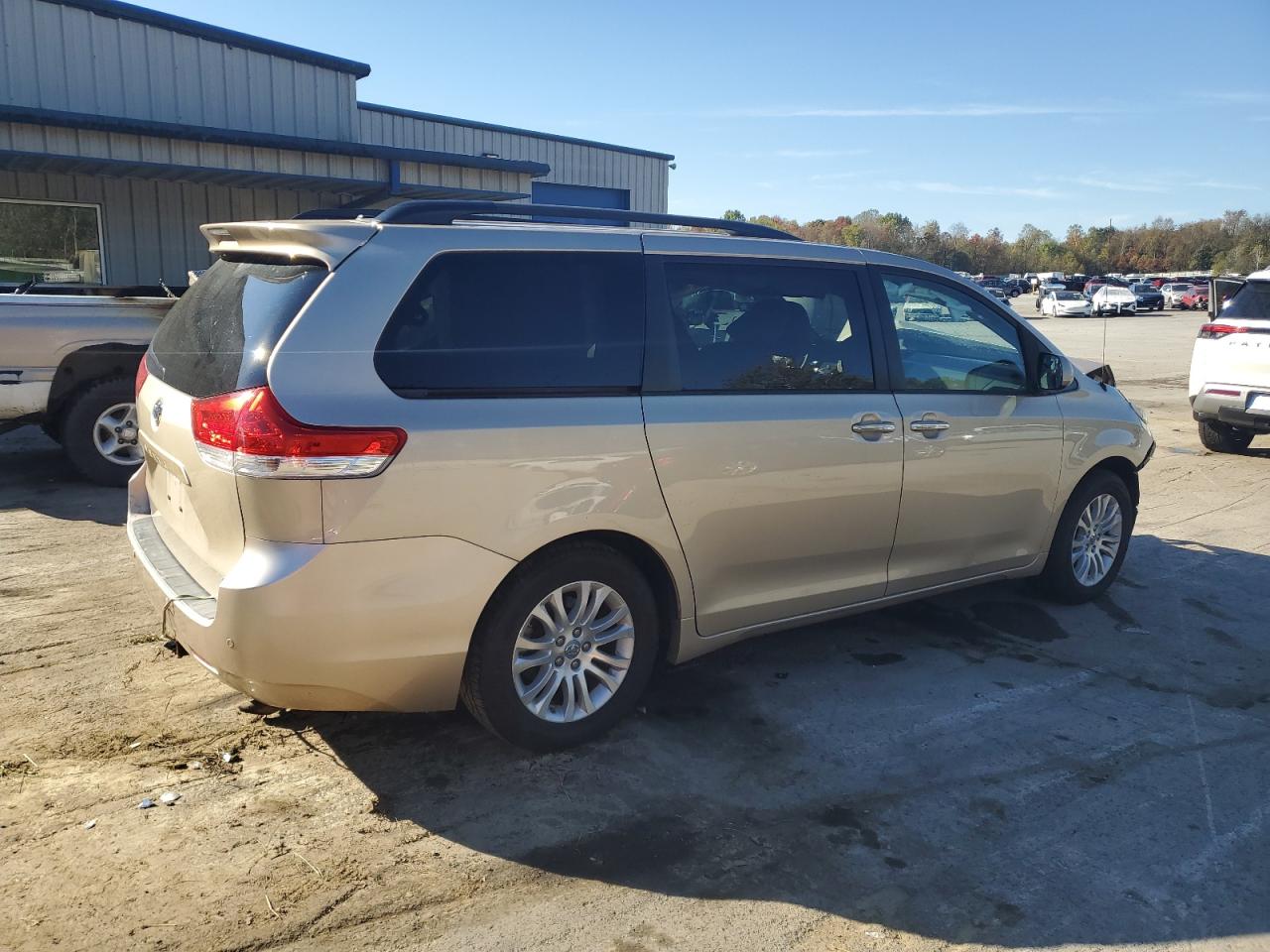 2014 Toyota Sienna Xle 8-passenger Tan vin: 5TDYK3DC2ES473888