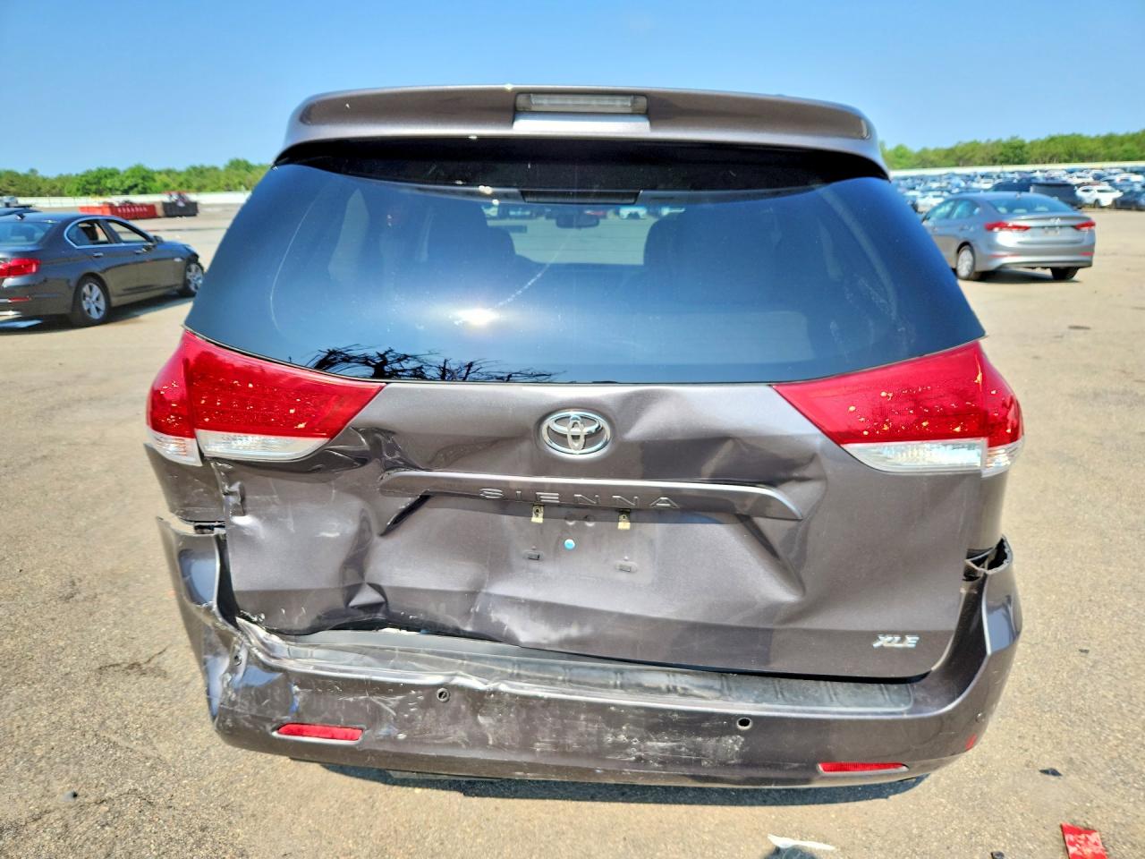 2014 Toyota Sienna Xle 8-passenger Gray vin: 5TDYK3DC2ES491517