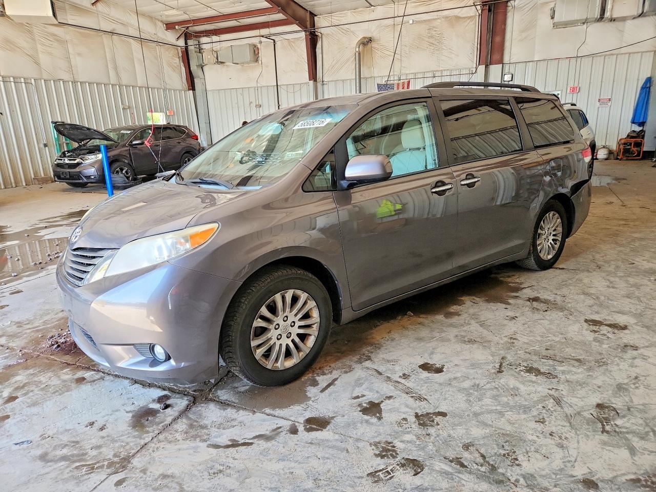 2014 Toyota Sienna Xle 8-passenger Gray vin: 5TDYK3DC2ES497348