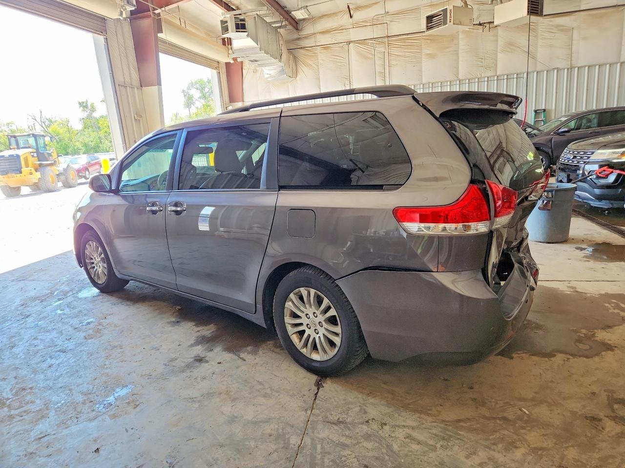 2014 Toyota Sienna Xle 8-passenger Gray vin: 5TDYK3DC2ES497348