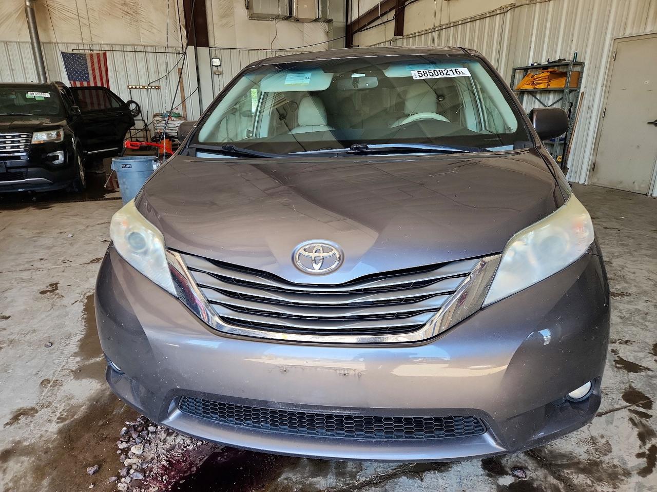 2014 Toyota Sienna Xle 8-passenger Gray vin: 5TDYK3DC2ES497348