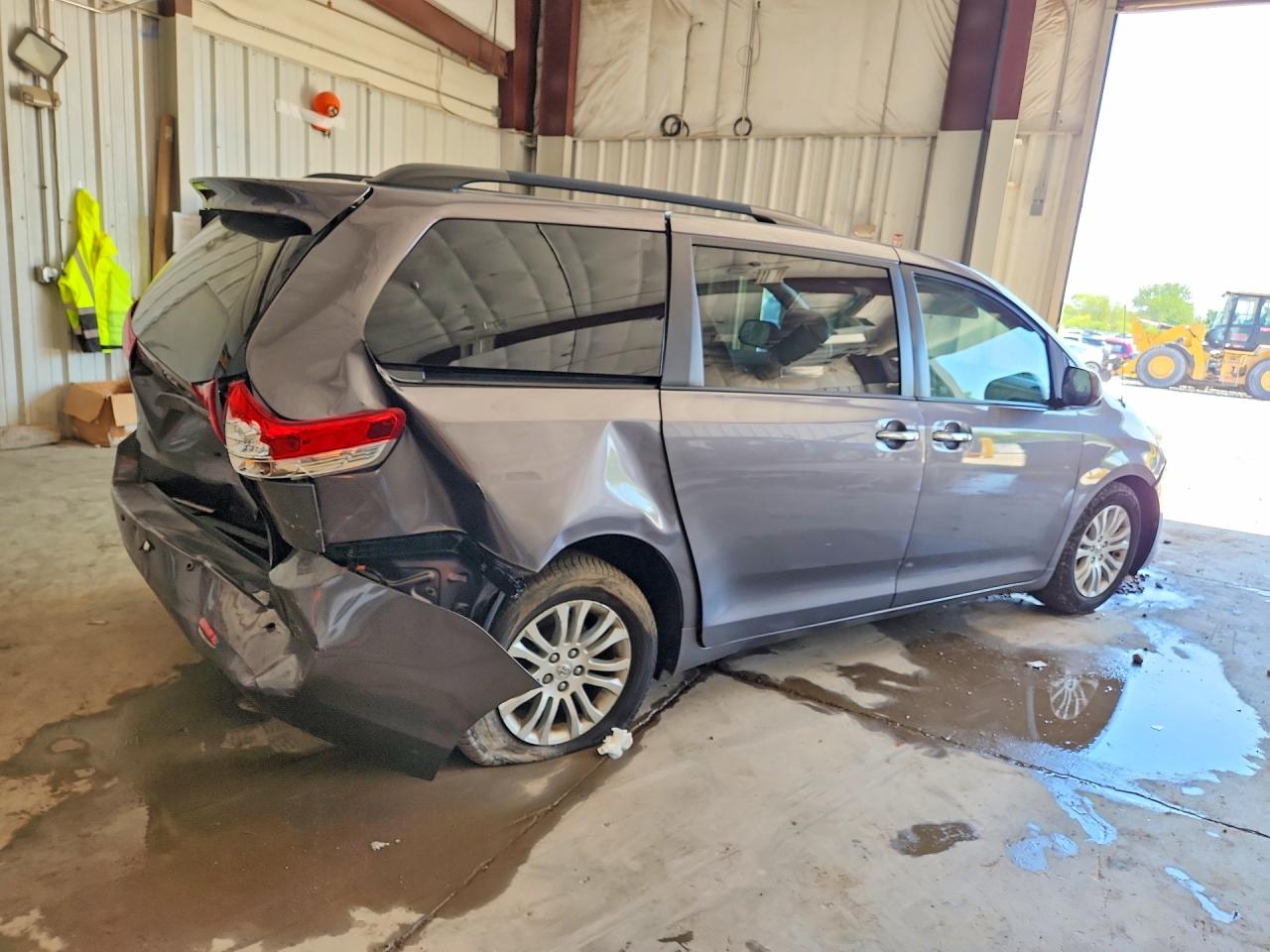 2014 Toyota Sienna Xle 8-passenger Gray vin: 5TDYK3DC2ES497348