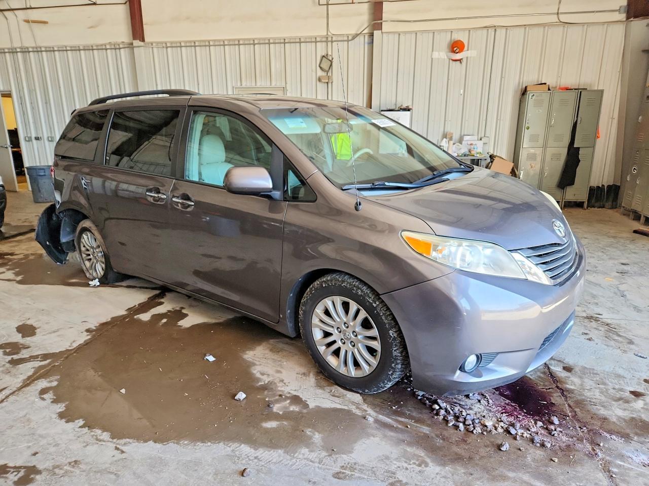 2014 Toyota Sienna Xle 8-passenger Gray vin: 5TDYK3DC2ES497348