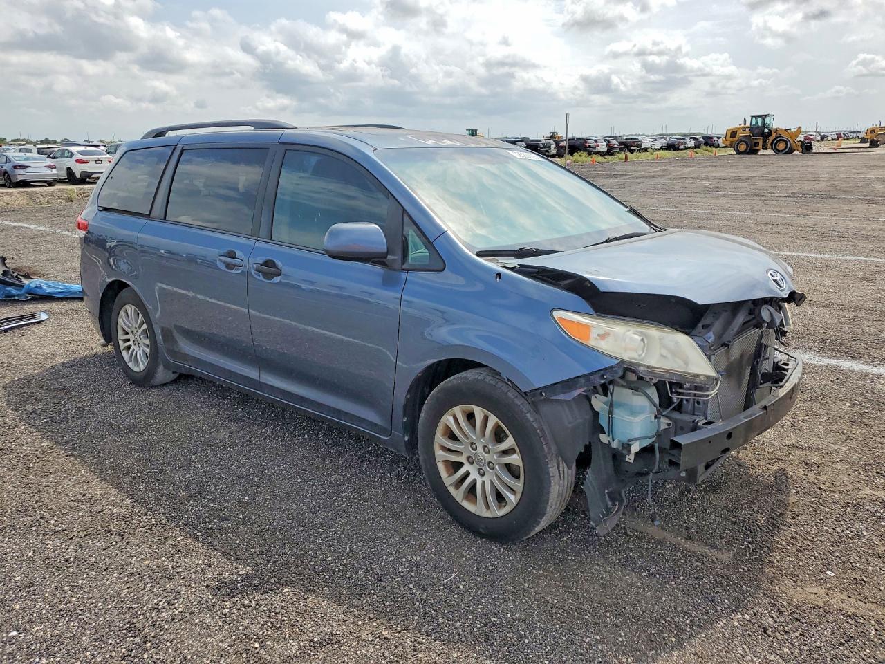 2014 Toyota Sienna Xle 8-passenger Blue vin: 5TDYK3DC2ES508123