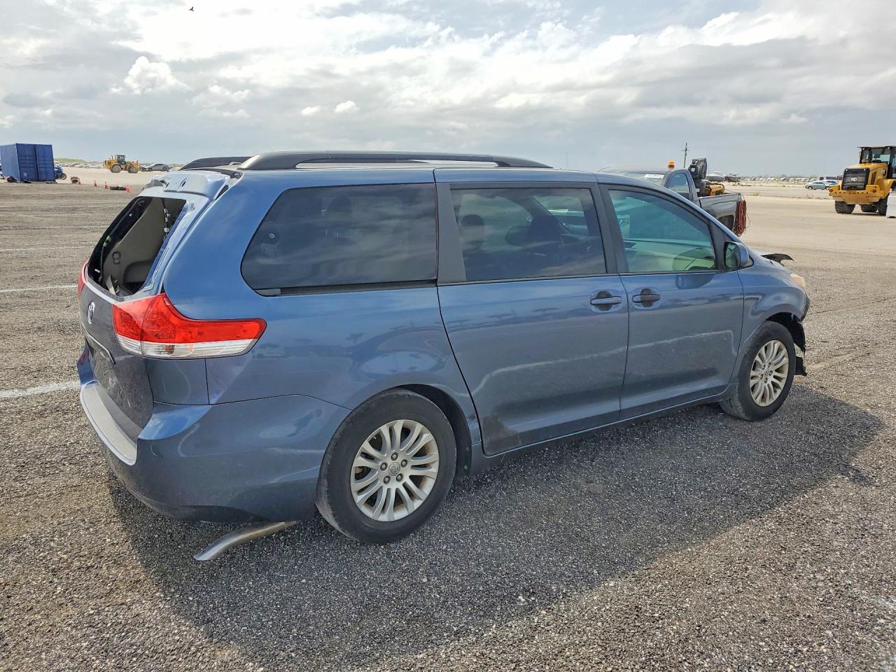 2014 Toyota Sienna Xle 8-passenger Blue vin: 5TDYK3DC2ES508123