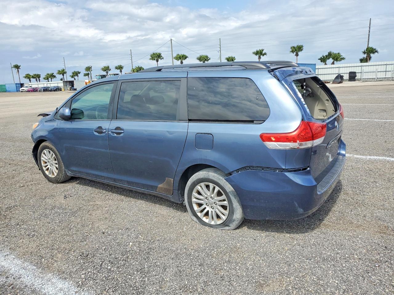 2014 Toyota Sienna Xle 8-passenger Blue vin: 5TDYK3DC2ES508123