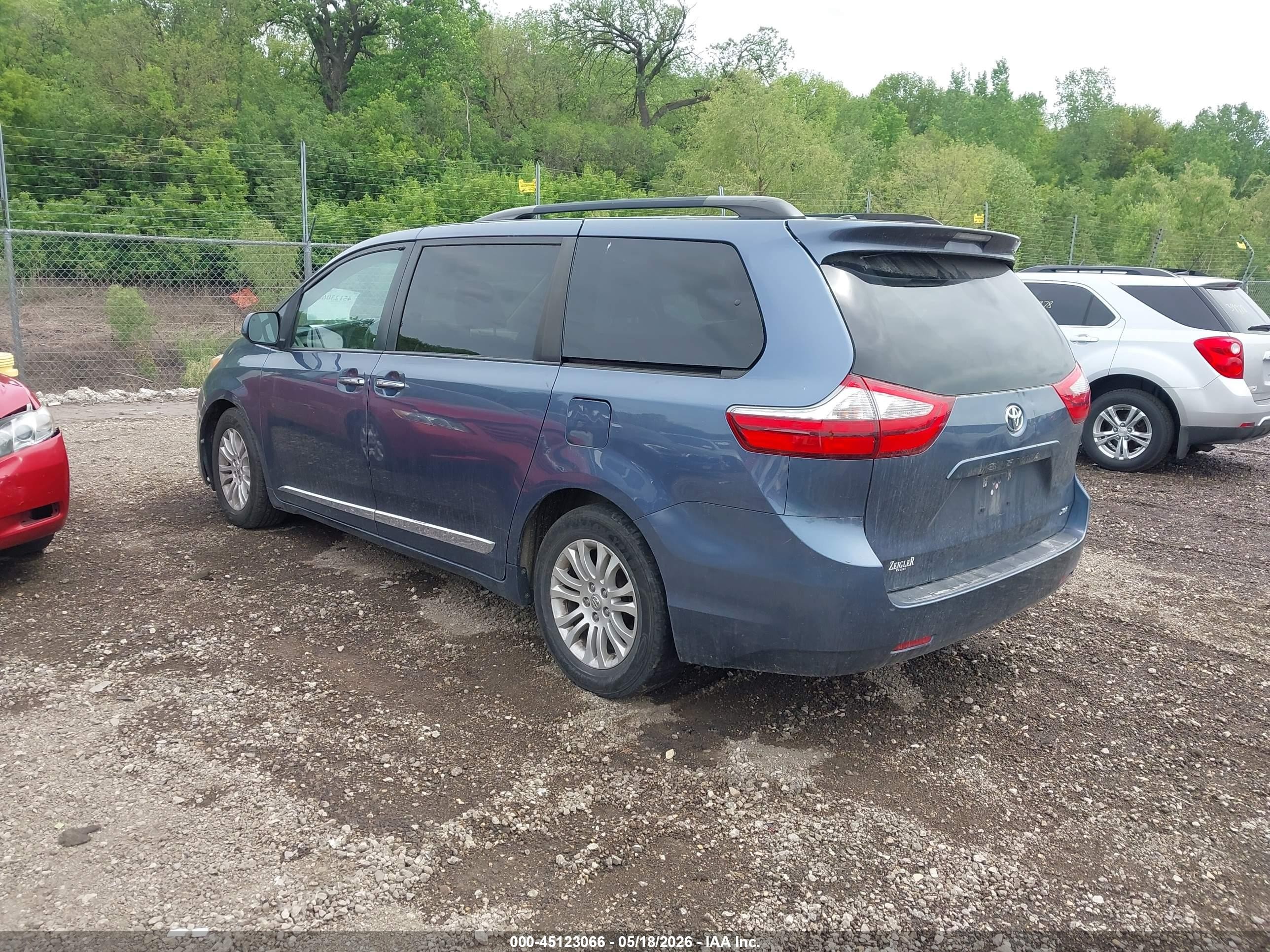 2015 Toyota Sienna Xle 8 Passenger Blue vin: 5TDYK3DC2FS534061