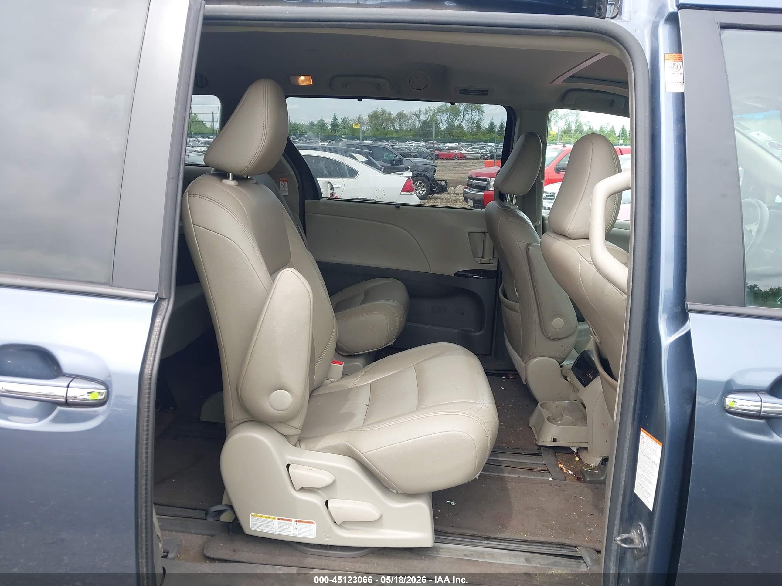 2015 Toyota Sienna Xle 8 Passenger Blue vin: 5TDYK3DC2FS534061