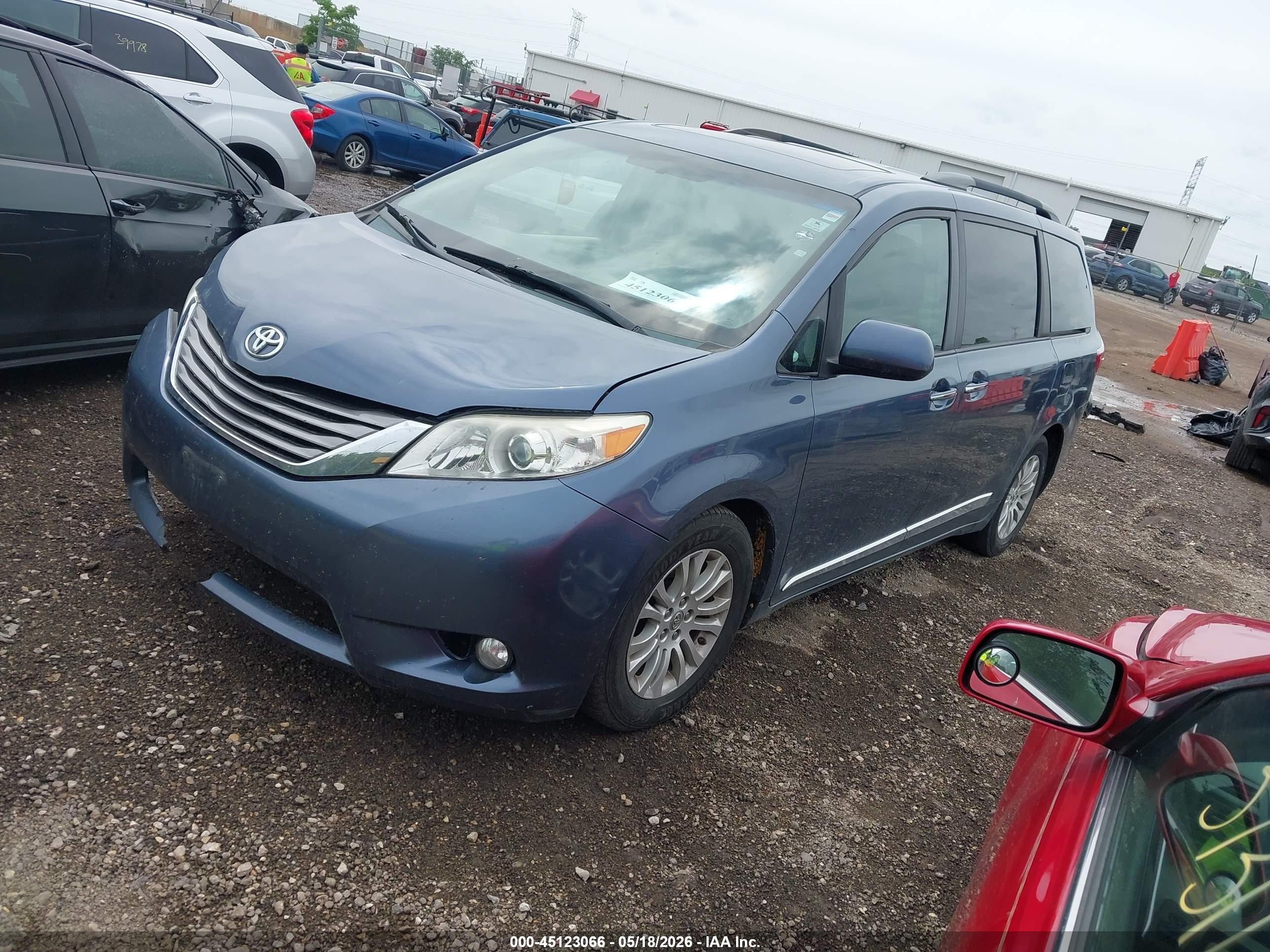 2015 Toyota Sienna Xle 8 Passenger Blue vin: 5TDYK3DC2FS534061
