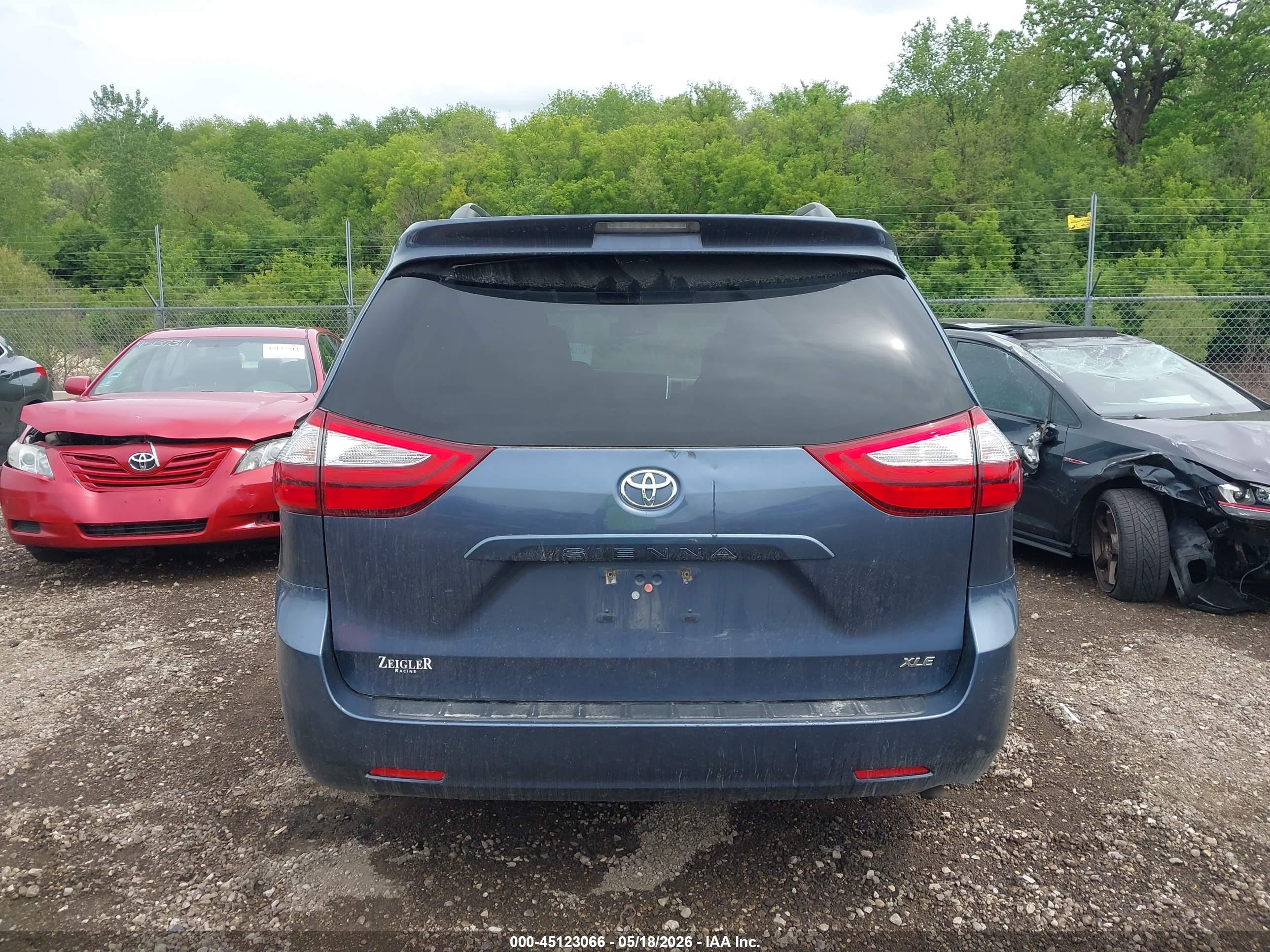 2015 Toyota Sienna Xle 8 Passenger Blue vin: 5TDYK3DC2FS534061